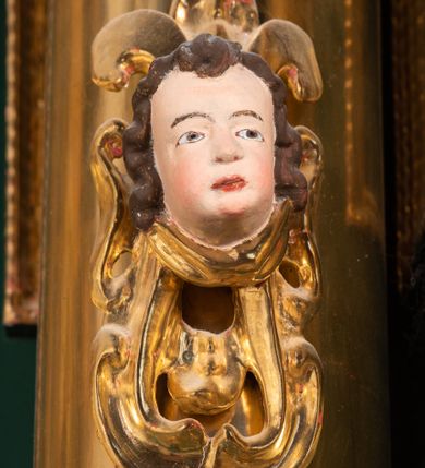 Zdjęcie nr 65: Ołtarz ustawiony na kamiennym podwyższeniu, przyścienny, architektoniczny, jednoosiowy, dwukondygnacyjny ze zwieńczeniem. Podstawa ołtarza skrzyniowa, na niej kamienna mensa z centralnie umieszczonym portatylem. Antepedium późne (secesyjne), datowane na odwrocie „1914”, ozdobione figurą anioła trzymającego wstęgę z napisem „AVE MARIA” i rzeźbionym ornamentem ze złoconych liści winogron i srebrzonych lilii. Retabulum jest flankowane dwiema parami ustawionych uskokowo i osadzonych na wysokich cokołach kolumn kompozytowych, ozdobionych główkami aniołków ujętych dekoracją małżowinową. Kolumny dźwigają belkowanie z wydatnym, przełamującym się gzymsem ozdobionym ornamentem małżowinowym. Nad belkowaniem trójkątny przyczółek z rzeźbioną figurą Boga Ojca w polu tympanonu i figurami aniołów na jego bokach. Druga kondygnacja ołtarza jest flankowana pojedynczymi kolumienkami i kanelowanymi pilasterkami korynckimi, ustawionymi na wysokich cokołach. Boki ozdobione uszami w kształcie małżowiny. Na zewnątrz kolumn, na osiach kolumn zewnętrznych niższej kondygnacji, ustawione na impostach figury: św. Kazimierza po lewej stronie, św. Stanisława po prawej. Kolumny podpierają belkowanie z przełamującym się gzymsem ozdobionym ornamentem małżowinowym, ponad którym zwieńczenie w formie przyczółka odcinkowego przerwanego. Łuk przyczółka profilowany z uskokami, dekorowany ornamentem małżowinowym. Pośrodku zwieńczenia, w przerwanym przyczółku rzeźba św. Michała Archanioła, ustawiona na wysokim cokole z dekoracją w formie bukietu granatów otoczonych liśćmi akantu. Po bokach, na osiach kolumn rzeźbione figury: św. Barbary po lewej stronie i św. Jana Chrzciciela po stronie prawej. Pomiędzy impostami kolumn, w predelli profilowana płycina w kształcie leżącego prostokąta z wyciętymi uskokowo górnymi narożnikami. W niej obraz olejny na płótnie (przyklejony do struktury) ze sceną Nawiedzenia św. Elżbiety. W polu środkowym pierwszej kondygnacji obraz z przedstawieniem Najświętszego Serca Pana Jezusa w profilowanej ramie w kształcie stojącego prostokąta, ozdobionej ornamentem małżowinowym. W drugiej kondygnacji  pole środkowe w kształcie prostokąta leżącego (zbliżonego do kwadratu), obwiedzione frezowaną ramką, z wpisaną w nią ramą o kształcie oktagonalnym, profilowaną i ozdobioną ornamentem małżowinowym, z obrazem przedstawiającym św. Antoniego. Strukturę retabulum, a także prostokątne płyciny zdobiące cokoły i tło kolumn, podkreślają frezowane ramki. Kolumny, pilastry, kapitele, ornamenty, obramienia płycin i belkowania, frezowane ramki złocone. Ramy obrazów złocone i polichromowane. Rzeźby złocone, srebrzone i polichromowane. 