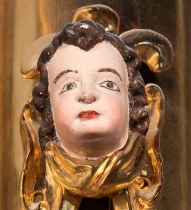 Zdjęcie nr 66: Ołtarz ustawiony na kamiennym podwyższeniu, przyścienny, architektoniczny, jednoosiowy, dwukondygnacyjny ze zwieńczeniem. Podstawa ołtarza skrzyniowa, na niej kamienna mensa z centralnie umieszczonym portatylem. Antepedium późne (secesyjne), datowane na odwrocie „1914”, ozdobione figurą anioła trzymającego wstęgę z napisem „AVE MARIA” i rzeźbionym ornamentem ze złoconych liści winogron i srebrzonych lilii. Retabulum jest flankowane dwiema parami ustawionych uskokowo i osadzonych na wysokich cokołach kolumn kompozytowych, ozdobionych główkami aniołków ujętych dekoracją małżowinową. Kolumny dźwigają belkowanie z wydatnym, przełamującym się gzymsem ozdobionym ornamentem małżowinowym. Nad belkowaniem trójkątny przyczółek z rzeźbioną figurą Boga Ojca w polu tympanonu i figurami aniołów na jego bokach. Druga kondygnacja ołtarza jest flankowana pojedynczymi kolumienkami i kanelowanymi pilasterkami korynckimi, ustawionymi na wysokich cokołach. Boki ozdobione uszami w kształcie małżowiny. Na zewnątrz kolumn, na osiach kolumn zewnętrznych niższej kondygnacji, ustawione na impostach figury: św. Kazimierza po lewej stronie, św. Stanisława po prawej. Kolumny podpierają belkowanie z przełamującym się gzymsem ozdobionym ornamentem małżowinowym, ponad którym zwieńczenie w formie przyczółka odcinkowego przerwanego. Łuk przyczółka profilowany z uskokami, dekorowany ornamentem małżowinowym. Pośrodku zwieńczenia, w przerwanym przyczółku rzeźba św. Michała Archanioła, ustawiona na wysokim cokole z dekoracją w formie bukietu granatów otoczonych liśćmi akantu. Po bokach, na osiach kolumn rzeźbione figury: św. Barbary po lewej stronie i św. Jana Chrzciciela po stronie prawej. Pomiędzy impostami kolumn, w predelli profilowana płycina w kształcie leżącego prostokąta z wyciętymi uskokowo górnymi narożnikami. W niej obraz olejny na płótnie (przyklejony do struktury) ze sceną Nawiedzenia św. Elżbiety. W polu środkowym pierwszej kondygnacji obraz z przedstawieniem Najświętszego Serca Pana Jezusa w profilowanej ramie w kształcie stojącego prostokąta, ozdobionej ornamentem małżowinowym. W drugiej kondygnacji  pole środkowe w kształcie prostokąta leżącego (zbliżonego do kwadratu), obwiedzione frezowaną ramką, z wpisaną w nią ramą o kształcie oktagonalnym, profilowaną i ozdobioną ornamentem małżowinowym, z obrazem przedstawiającym św. Antoniego. Strukturę retabulum, a także prostokątne płyciny zdobiące cokoły i tło kolumn, podkreślają frezowane ramki. Kolumny, pilastry, kapitele, ornamenty, obramienia płycin i belkowania, frezowane ramki złocone. Ramy obrazów złocone i polichromowane. Rzeźby złocone, srebrzone i polichromowane. 