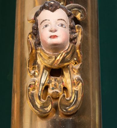 Zdjęcie nr 69: Ołtarz ustawiony na kamiennym podwyższeniu, przyścienny, architektoniczny, jednoosiowy, dwukondygnacyjny ze zwieńczeniem. Podstawa ołtarza skrzyniowa, na niej kamienna mensa z centralnie umieszczonym portatylem. Antepedium późne (secesyjne), datowane na odwrocie „1914”, ozdobione figurą anioła trzymającego wstęgę z napisem „AVE MARIA” i rzeźbionym ornamentem ze złoconych liści winogron i srebrzonych lilii. Retabulum jest flankowane dwiema parami ustawionych uskokowo i osadzonych na wysokich cokołach kolumn kompozytowych, ozdobionych główkami aniołków ujętych dekoracją małżowinową. Kolumny dźwigają belkowanie z wydatnym, przełamującym się gzymsem ozdobionym ornamentem małżowinowym. Nad belkowaniem trójkątny przyczółek z rzeźbioną figurą Boga Ojca w polu tympanonu i figurami aniołów na jego bokach. Druga kondygnacja ołtarza jest flankowana pojedynczymi kolumienkami i kanelowanymi pilasterkami korynckimi, ustawionymi na wysokich cokołach. Boki ozdobione uszami w kształcie małżowiny. Na zewnątrz kolumn, na osiach kolumn zewnętrznych niższej kondygnacji, ustawione na impostach figury: św. Kazimierza po lewej stronie, św. Stanisława po prawej. Kolumny podpierają belkowanie z przełamującym się gzymsem ozdobionym ornamentem małżowinowym, ponad którym zwieńczenie w formie przyczółka odcinkowego przerwanego. Łuk przyczółka profilowany z uskokami, dekorowany ornamentem małżowinowym. Pośrodku zwieńczenia, w przerwanym przyczółku rzeźba św. Michała Archanioła, ustawiona na wysokim cokole z dekoracją w formie bukietu granatów otoczonych liśćmi akantu. Po bokach, na osiach kolumn rzeźbione figury: św. Barbary po lewej stronie i św. Jana Chrzciciela po stronie prawej. Pomiędzy impostami kolumn, w predelli profilowana płycina w kształcie leżącego prostokąta z wyciętymi uskokowo górnymi narożnikami. W niej obraz olejny na płótnie (przyklejony do struktury) ze sceną Nawiedzenia św. Elżbiety. W polu środkowym pierwszej kondygnacji obraz z przedstawieniem Najświętszego Serca Pana Jezusa w profilowanej ramie w kształcie stojącego prostokąta, ozdobionej ornamentem małżowinowym. W drugiej kondygnacji  pole środkowe w kształcie prostokąta leżącego (zbliżonego do kwadratu), obwiedzione frezowaną ramką, z wpisaną w nią ramą o kształcie oktagonalnym, profilowaną i ozdobioną ornamentem małżowinowym, z obrazem przedstawiającym św. Antoniego. Strukturę retabulum, a także prostokątne płyciny zdobiące cokoły i tło kolumn, podkreślają frezowane ramki. Kolumny, pilastry, kapitele, ornamenty, obramienia płycin i belkowania, frezowane ramki złocone. Ramy obrazów złocone i polichromowane. Rzeźby złocone, srebrzone i polichromowane. 