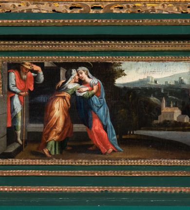 Zdjęcie nr 68: Ołtarz ustawiony na kamiennym podwyższeniu, przyścienny, architektoniczny, jednoosiowy, dwukondygnacyjny ze zwieńczeniem. Podstawa ołtarza skrzyniowa, na niej kamienna mensa z centralnie umieszczonym portatylem. Antepedium późne (secesyjne), datowane na odwrocie „1914”, ozdobione figurą anioła trzymającego wstęgę z napisem „AVE MARIA” i rzeźbionym ornamentem ze złoconych liści winogron i srebrzonych lilii. Retabulum jest flankowane dwiema parami ustawionych uskokowo i osadzonych na wysokich cokołach kolumn kompozytowych, ozdobionych główkami aniołków ujętych dekoracją małżowinową. Kolumny dźwigają belkowanie z wydatnym, przełamującym się gzymsem ozdobionym ornamentem małżowinowym. Nad belkowaniem trójkątny przyczółek z rzeźbioną figurą Boga Ojca w polu tympanonu i figurami aniołów na jego bokach. Druga kondygnacja ołtarza jest flankowana pojedynczymi kolumienkami i kanelowanymi pilasterkami korynckimi, ustawionymi na wysokich cokołach. Boki ozdobione uszami w kształcie małżowiny. Na zewnątrz kolumn, na osiach kolumn zewnętrznych niższej kondygnacji, ustawione na impostach figury: św. Kazimierza po lewej stronie, św. Stanisława po prawej. Kolumny podpierają belkowanie z przełamującym się gzymsem ozdobionym ornamentem małżowinowym, ponad którym zwieńczenie w formie przyczółka odcinkowego przerwanego. Łuk przyczółka profilowany z uskokami, dekorowany ornamentem małżowinowym. Pośrodku zwieńczenia, w przerwanym przyczółku rzeźba św. Michała Archanioła, ustawiona na wysokim cokole z dekoracją w formie bukietu granatów otoczonych liśćmi akantu. Po bokach, na osiach kolumn rzeźbione figury: św. Barbary po lewej stronie i św. Jana Chrzciciela po stronie prawej. Pomiędzy impostami kolumn, w predelli profilowana płycina w kształcie leżącego prostokąta z wyciętymi uskokowo górnymi narożnikami. W niej obraz olejny na płótnie (przyklejony do struktury) ze sceną Nawiedzenia św. Elżbiety. W polu środkowym pierwszej kondygnacji obraz z przedstawieniem Najświętszego Serca Pana Jezusa w profilowanej ramie w kształcie stojącego prostokąta, ozdobionej ornamentem małżowinowym. W drugiej kondygnacji  pole środkowe w kształcie prostokąta leżącego (zbliżonego do kwadratu), obwiedzione frezowaną ramką, z wpisaną w nią ramą o kształcie oktagonalnym, profilowaną i ozdobioną ornamentem małżowinowym, z obrazem przedstawiającym św. Antoniego. Strukturę retabulum, a także prostokątne płyciny zdobiące cokoły i tło kolumn, podkreślają frezowane ramki. Kolumny, pilastry, kapitele, ornamenty, obramienia płycin i belkowania, frezowane ramki złocone. Ramy obrazów złocone i polichromowane. Rzeźby złocone, srebrzone i polichromowane. 