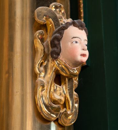 Zdjęcie nr 71: Ołtarz ustawiony na kamiennym podwyższeniu, przyścienny, architektoniczny, jednoosiowy, dwukondygnacyjny ze zwieńczeniem. Podstawa ołtarza skrzyniowa, na niej kamienna mensa z centralnie umieszczonym portatylem. Antepedium późne (secesyjne), datowane na odwrocie „1914”, ozdobione figurą anioła trzymającego wstęgę z napisem „AVE MARIA” i rzeźbionym ornamentem ze złoconych liści winogron i srebrzonych lilii. Retabulum jest flankowane dwiema parami ustawionych uskokowo i osadzonych na wysokich cokołach kolumn kompozytowych, ozdobionych główkami aniołków ujętych dekoracją małżowinową. Kolumny dźwigają belkowanie z wydatnym, przełamującym się gzymsem ozdobionym ornamentem małżowinowym. Nad belkowaniem trójkątny przyczółek z rzeźbioną figurą Boga Ojca w polu tympanonu i figurami aniołów na jego bokach. Druga kondygnacja ołtarza jest flankowana pojedynczymi kolumienkami i kanelowanymi pilasterkami korynckimi, ustawionymi na wysokich cokołach. Boki ozdobione uszami w kształcie małżowiny. Na zewnątrz kolumn, na osiach kolumn zewnętrznych niższej kondygnacji, ustawione na impostach figury: św. Kazimierza po lewej stronie, św. Stanisława po prawej. Kolumny podpierają belkowanie z przełamującym się gzymsem ozdobionym ornamentem małżowinowym, ponad którym zwieńczenie w formie przyczółka odcinkowego przerwanego. Łuk przyczółka profilowany z uskokami, dekorowany ornamentem małżowinowym. Pośrodku zwieńczenia, w przerwanym przyczółku rzeźba św. Michała Archanioła, ustawiona na wysokim cokole z dekoracją w formie bukietu granatów otoczonych liśćmi akantu. Po bokach, na osiach kolumn rzeźbione figury: św. Barbary po lewej stronie i św. Jana Chrzciciela po stronie prawej. Pomiędzy impostami kolumn, w predelli profilowana płycina w kształcie leżącego prostokąta z wyciętymi uskokowo górnymi narożnikami. W niej obraz olejny na płótnie (przyklejony do struktury) ze sceną Nawiedzenia św. Elżbiety. W polu środkowym pierwszej kondygnacji obraz z przedstawieniem Najświętszego Serca Pana Jezusa w profilowanej ramie w kształcie stojącego prostokąta, ozdobionej ornamentem małżowinowym. W drugiej kondygnacji  pole środkowe w kształcie prostokąta leżącego (zbliżonego do kwadratu), obwiedzione frezowaną ramką, z wpisaną w nią ramą o kształcie oktagonalnym, profilowaną i ozdobioną ornamentem małżowinowym, z obrazem przedstawiającym św. Antoniego. Strukturę retabulum, a także prostokątne płyciny zdobiące cokoły i tło kolumn, podkreślają frezowane ramki. Kolumny, pilastry, kapitele, ornamenty, obramienia płycin i belkowania, frezowane ramki złocone. Ramy obrazów złocone i polichromowane. Rzeźby złocone, srebrzone i polichromowane. 