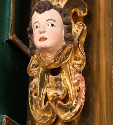 Zdjęcie nr 72: Ołtarz ustawiony na kamiennym podwyższeniu, przyścienny, architektoniczny, jednoosiowy, dwukondygnacyjny ze zwieńczeniem. Podstawa ołtarza skrzyniowa, na niej kamienna mensa z centralnie umieszczonym portatylem. Antepedium późne (secesyjne), datowane na odwrocie „1914”, ozdobione figurą anioła trzymającego wstęgę z napisem „AVE MARIA” i rzeźbionym ornamentem ze złoconych liści winogron i srebrzonych lilii. Retabulum jest flankowane dwiema parami ustawionych uskokowo i osadzonych na wysokich cokołach kolumn kompozytowych, ozdobionych główkami aniołków ujętych dekoracją małżowinową. Kolumny dźwigają belkowanie z wydatnym, przełamującym się gzymsem ozdobionym ornamentem małżowinowym. Nad belkowaniem trójkątny przyczółek z rzeźbioną figurą Boga Ojca w polu tympanonu i figurami aniołów na jego bokach. Druga kondygnacja ołtarza jest flankowana pojedynczymi kolumienkami i kanelowanymi pilasterkami korynckimi, ustawionymi na wysokich cokołach. Boki ozdobione uszami w kształcie małżowiny. Na zewnątrz kolumn, na osiach kolumn zewnętrznych niższej kondygnacji, ustawione na impostach figury: św. Kazimierza po lewej stronie, św. Stanisława po prawej. Kolumny podpierają belkowanie z przełamującym się gzymsem ozdobionym ornamentem małżowinowym, ponad którym zwieńczenie w formie przyczółka odcinkowego przerwanego. Łuk przyczółka profilowany z uskokami, dekorowany ornamentem małżowinowym. Pośrodku zwieńczenia, w przerwanym przyczółku rzeźba św. Michała Archanioła, ustawiona na wysokim cokole z dekoracją w formie bukietu granatów otoczonych liśćmi akantu. Po bokach, na osiach kolumn rzeźbione figury: św. Barbary po lewej stronie i św. Jana Chrzciciela po stronie prawej. Pomiędzy impostami kolumn, w predelli profilowana płycina w kształcie leżącego prostokąta z wyciętymi uskokowo górnymi narożnikami. W niej obraz olejny na płótnie (przyklejony do struktury) ze sceną Nawiedzenia św. Elżbiety. W polu środkowym pierwszej kondygnacji obraz z przedstawieniem Najświętszego Serca Pana Jezusa w profilowanej ramie w kształcie stojącego prostokąta, ozdobionej ornamentem małżowinowym. W drugiej kondygnacji  pole środkowe w kształcie prostokąta leżącego (zbliżonego do kwadratu), obwiedzione frezowaną ramką, z wpisaną w nią ramą o kształcie oktagonalnym, profilowaną i ozdobioną ornamentem małżowinowym, z obrazem przedstawiającym św. Antoniego. Strukturę retabulum, a także prostokątne płyciny zdobiące cokoły i tło kolumn, podkreślają frezowane ramki. Kolumny, pilastry, kapitele, ornamenty, obramienia płycin i belkowania, frezowane ramki złocone. Ramy obrazów złocone i polichromowane. Rzeźby złocone, srebrzone i polichromowane. 