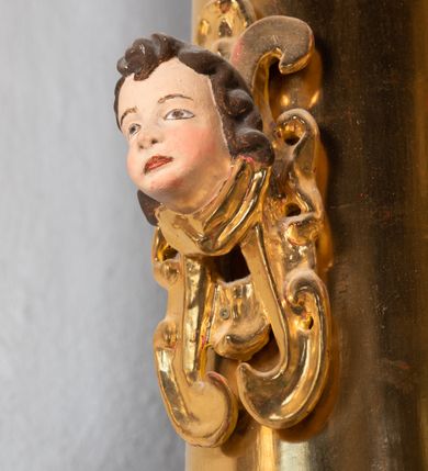 Zdjęcie nr 73: Ołtarz ustawiony na kamiennym podwyższeniu, przyścienny, architektoniczny, jednoosiowy, dwukondygnacyjny ze zwieńczeniem. Podstawa ołtarza skrzyniowa, na niej kamienna mensa z centralnie umieszczonym portatylem. Antepedium późne (secesyjne), datowane na odwrocie „1914”, ozdobione figurą anioła trzymającego wstęgę z napisem „AVE MARIA” i rzeźbionym ornamentem ze złoconych liści winogron i srebrzonych lilii. Retabulum jest flankowane dwiema parami ustawionych uskokowo i osadzonych na wysokich cokołach kolumn kompozytowych, ozdobionych główkami aniołków ujętych dekoracją małżowinową. Kolumny dźwigają belkowanie z wydatnym, przełamującym się gzymsem ozdobionym ornamentem małżowinowym. Nad belkowaniem trójkątny przyczółek z rzeźbioną figurą Boga Ojca w polu tympanonu i figurami aniołów na jego bokach. Druga kondygnacja ołtarza jest flankowana pojedynczymi kolumienkami i kanelowanymi pilasterkami korynckimi, ustawionymi na wysokich cokołach. Boki ozdobione uszami w kształcie małżowiny. Na zewnątrz kolumn, na osiach kolumn zewnętrznych niższej kondygnacji, ustawione na impostach figury: św. Kazimierza po lewej stronie, św. Stanisława po prawej. Kolumny podpierają belkowanie z przełamującym się gzymsem ozdobionym ornamentem małżowinowym, ponad którym zwieńczenie w formie przyczółka odcinkowego przerwanego. Łuk przyczółka profilowany z uskokami, dekorowany ornamentem małżowinowym. Pośrodku zwieńczenia, w przerwanym przyczółku rzeźba św. Michała Archanioła, ustawiona na wysokim cokole z dekoracją w formie bukietu granatów otoczonych liśćmi akantu. Po bokach, na osiach kolumn rzeźbione figury: św. Barbary po lewej stronie i św. Jana Chrzciciela po stronie prawej. Pomiędzy impostami kolumn, w predelli profilowana płycina w kształcie leżącego prostokąta z wyciętymi uskokowo górnymi narożnikami. W niej obraz olejny na płótnie (przyklejony do struktury) ze sceną Nawiedzenia św. Elżbiety. W polu środkowym pierwszej kondygnacji obraz z przedstawieniem Najświętszego Serca Pana Jezusa w profilowanej ramie w kształcie stojącego prostokąta, ozdobionej ornamentem małżowinowym. W drugiej kondygnacji  pole środkowe w kształcie prostokąta leżącego (zbliżonego do kwadratu), obwiedzione frezowaną ramką, z wpisaną w nią ramą o kształcie oktagonalnym, profilowaną i ozdobioną ornamentem małżowinowym, z obrazem przedstawiającym św. Antoniego. Strukturę retabulum, a także prostokątne płyciny zdobiące cokoły i tło kolumn, podkreślają frezowane ramki. Kolumny, pilastry, kapitele, ornamenty, obramienia płycin i belkowania, frezowane ramki złocone. Ramy obrazów złocone i polichromowane. Rzeźby złocone, srebrzone i polichromowane. 