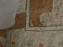 Zdjęcie nr 1: Polichromia na ścianie wschodniej (przesłonięta ołtarzem głównym, trudno dostępna) i na ścianie południowej prezbiterium to malowidło o kompozycji obejmującej „luźne” obrazy zachowane jedynie szczątkowo. Na ścianie wschodniej polichromia obejmuje uproszczoną wić arabeskową, zdobiącą glify zamurowanego ostrołukowego okna, a także fragment nadnaturalnej wielkości postaci, którą identyfikowano ze św. Krzysztofem. W tej części malowideł zachowała się również data „1476” wymalowana sangwiną. Na ścianie południowej widnieje zarys niezidentyfikowanej świętej w kwaterze o kształcie stojącego prostokąta, obwiedzionej ramą, której kontur zaznaczony został szaroczarną linią, a także fragmenty ciągłego motywu z aniołami podtrzymującymi draperię, odcinającego dolną strefę niezachowanej kompozycji. Zachowane fragmenty polichromii są w kolorach ugru, perłowej szarości, kontury zaś podkreślone czernią.