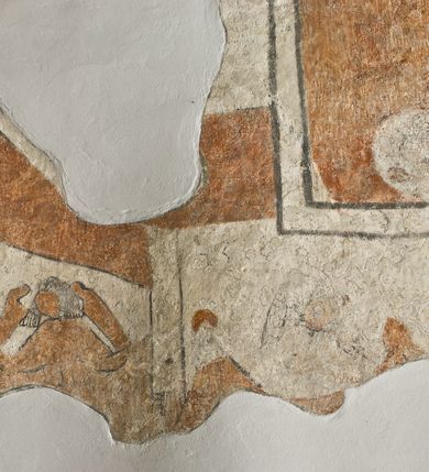 Zdjęcie nr 3: Polichromia na ścianie wschodniej (przesłonięta ołtarzem głównym, trudno dostępna) i na ścianie południowej prezbiterium to malowidło o kompozycji obejmującej „luźne” obrazy zachowane jedynie szczątkowo. Na ścianie wschodniej polichromia obejmuje uproszczoną wić arabeskową, zdobiącą glify zamurowanego ostrołukowego okna, a także fragment nadnaturalnej wielkości postaci, którą identyfikowano ze św. Krzysztofem. W tej części malowideł zachowała się również data „1476” wymalowana sangwiną. Na ścianie południowej widnieje zarys niezidentyfikowanej świętej w kwaterze o kształcie stojącego prostokąta, obwiedzionej ramą, której kontur zaznaczony został szaroczarną linią, a także fragmenty ciągłego motywu z aniołami podtrzymującymi draperię, odcinającego dolną strefę niezachowanej kompozycji. Zachowane fragmenty polichromii są w kolorach ugru, perłowej szarości, kontury zaś podkreślone czernią.