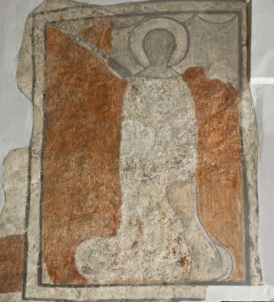 Zdjęcie nr 2: Polichromia na ścianie wschodniej (przesłonięta ołtarzem głównym, trudno dostępna) i na ścianie południowej prezbiterium to malowidło o kompozycji obejmującej „luźne” obrazy zachowane jedynie szczątkowo. Na ścianie wschodniej polichromia obejmuje uproszczoną wić arabeskową, zdobiącą glify zamurowanego ostrołukowego okna, a także fragment nadnaturalnej wielkości postaci, którą identyfikowano ze św. Krzysztofem. W tej części malowideł zachowała się również data „1476” wymalowana sangwiną. Na ścianie południowej widnieje zarys niezidentyfikowanej świętej w kwaterze o kształcie stojącego prostokąta, obwiedzionej ramą, której kontur zaznaczony został szaroczarną linią, a także fragmenty ciągłego motywu z aniołami podtrzymującymi draperię, odcinającego dolną strefę niezachowanej kompozycji. Zachowane fragmenty polichromii są w kolorach ugru, perłowej szarości, kontury zaś podkreślone czernią.