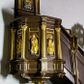 Zdjęcie nr 1: Ambona drewniana, przyścienna, wisząca, dostawiona do północnej ściany nawy ze schodkami biegnącymi wzdłuż ściany. Kosz ambony jest sześcioboczny, z niewielkim parapetem. Jego boki zostały podzielone na pola stojącymi na wysokich cokołach pięcioma kolumienkami o korynckich kapitelach, dźwigających profilowane belkowanie. W polach prostokątne płyciny z konchowymi wnękami ozdobionymi muszlami z figurami ewangelistów. 
We wnękach rzeźby z przedstawieniami ewangelistów i Chrystusa. Figury drewniane pełnoplastyczne, wydrążone od tyłu, polichromowane, złocone i srebrzone, ustawione na niewielkich prostokątnych podstawach, od lewej: św. Łukasz wsparty prawą nogą na głowie byka, św. Marek wsparty prawą nogą na głowie lwa, św. Jan z orłem przy prawej nodze, Chrystus Salvator Mundi, św. Mateusz z aniołem przy prawej nodze. Ewangeliści trzymają w prawych dłoniach otwarte księgi, z wyjątkiem św. Mateusza, trzymającego kodeks w lewej ręce. Dłonie ewangelistów nieproporcjonalnie duże. Szaty bogato pofałdowane, głęboko cięte. 
Podstawa kosza bogato profilowana, ozdobiona podwieszoną dekoracyjną szyszką. Schodki ograniczone parapetem z trzema romboidalnymi płycinami w złoconych profilowanych obramieniach. Na filarze przy wejściu na schodki złocona kula z szyszką. Zaplecek w kształcie stojącego prostokąta, w górnej części ujęty zwężającymi się ku dołowi pilastrami wypełnionymi cekinami, zwieńczonymi rombowymi wypustkami i korynckimi kapitelami, które podtrzymują przełamujące się nad nimi belkowanie. Pośrodku zaplecka w prostokątnym obramieniu zamkniętym nadwieszonym łukiem półkolistym płaskorzeźbione popiersie Boga Ojca wyłaniającego się z obłoków. Prawa ręka Boga wzniesiona w geście błogosławieństwa, lewa oparta na globie ziemskim zwieńczonym krzyżem. Tłem dla postaci Boga Ojca jest rozwiana poła płaszcza układająca się niemal półkoliście. Baldachim ośmioboczny. W profilowanym podniebiu, ozdobionym pasem ornamentu małżowinowo-chrząstkowego i profilowanymi wisiorami, gołębica Ducha Świętego na tle glorii utworzonej z prostych promieni o równej długości. Baldachim ozdobiony zamkniętą koroną, którą tworzy pięć esownic pokrytych pasami ornamentu małżowinowo-chrząstkowego. W zwieńczeniu pełnoplastyczna rzeźba przedstawiająca św. Jana Chrzciciela. Figura drewniana, wydrążona z tyłu, polichromowana, złocona i srebrzona, ustawiona na niewielkiej wielobocznej profilowanej podstawie. Święty w prawej ręce trzyma wysoki krzyż, w lewej księgę, na której spoczywa Baranek Boży. Struktura ambony ciemnobrązowa. Kolumny, kapitele, pilastry w zaplecku korona baldachimu, profilowania i ornamenty złocone, z wyjątkiem srebrzonej ramy w zaplecku i gołębicy Ducha Świętego.
