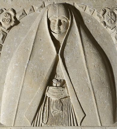 Zdjęcie nr 1: Nagrobek w formie płaskorzeźbionej tablicy o kształcie stojącego prostokąta. W jego górnej części znajduje się wyobrażenie Elżbiety z Giebułtowskich Pisarskiej przedstawionej frontalnie, do pasa. Kobieta jest obramiona półkolistą arkadą utworzoną z kaboszonów. Po bokach arkady dwa ozdobione rollwerkami kartusze z godłami herbów Bersten (po lewej stronie) i Jelita (po prawej stronie). Wyłaniająca się spod szat twarz zmarłej o kształcie sercowatym, z pełnymi policzkami z dużymi zamkniętymi oczami, z prostym, wydatnym nosem, wąskimi ustami i wyraźnie zaznaczonym podbródkiem. Zmarła jest ubrana we wdowi welon (rańtuch) spięty pod brodą i rozchylający się od środka na boki. Gładki welon zdobi jedna rurkowata fałda biegnąca na całej jego długości. Głowę nakrywa czepek, a szyję zasłania podwika. Spódnica spięta pasem z ozdobnymi klamrami, układana w drobne rurkowate fałdy. Ręce złożone, w nich chustka, przez prawą rękę przewieszony różaniec. W dolnej partii nagrobka inskrypcja kuta majuskułą. Treść inskrypcji w otoku bordiury i w polu. Inskrypcja w otoku: Inskrypcja na bordiurze &quot;THU. LIESI. URODZONA. HELZBIETHA. PISARSKA / Z GIEBVLTOWA. KTORA MAIANCZ WIEKU / SWEGO. LIATTH. LVI. S. STHEM. SZWIATHEM. / ROZL/ONCZONA. W ROKV. 1576. XX. DNIA MARCEA.&quot; Inskrypcja w polu: &quot;HELIZABET. PISARSKA. TV LIEZY. KOCHANIE. / DZIATEK. SWICH. ALBO. RACZEI. BACZ. I NARZEKANIE / POMNICZIE. NA. POBOŻNE. SWOIEI. MATKI SPRAWY/CZNE POTOMSTWO IAKO I IEI W TIM. BIŁ BOG. ŁASKAWY / THA WAM W BOIZNIE I BOZEJ. WYCHOWANIE DAŁA / THAKOWE. ZE. THAM. ZADNA. ZMAZA. NIEZOSTAŁA / THEGOSZ. I. PO. SMIERCZI. SWEI. VPRZYIMIE WAM. ZICZI. / BISZCIE. TAK. IAKO. ONA. DOKONALI. WSISCZI. / WIEKOW. SWOICH. A W TIM. WAM WĄTPICZ NIEPOTRZEBA. / ZE. WAS. THIM. CZIESICZ. BENDZIE. NAIWISI. BOG. Z NIEBA. / I. TIM. WAM. TO. ZAPLACZI. ZE. DNIA. OSTATNIEGO. / STANIECZIE. NAPRAWICZI. Z WIBRANEMI. IEGO. / BARBARA TOMASOWSKA. TEN. KAMIEŃ. POSTAWICZ. DAŁA&quot;. 


