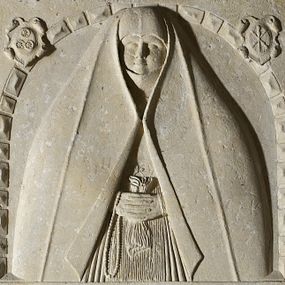 Zdjęcie nr 1: Nagrobek w formie płaskorzeźbionej tablicy o kształcie stojącego prostokąta. W jego górnej części znajduje się wyobrażenie Elżbiety z Giebułtowskich Pisarskiej przedstawionej frontalnie, do pasa. Kobieta jest obramiona półkolistą arkadą utworzoną z kaboszonów. Po bokach arkady dwa ozdobione rollwerkami kartusze z godłami herbów Bersten (po lewej stronie) i Jelita (po prawej stronie). Wyłaniająca się spod szat twarz zmarłej o kształcie sercowatym, z pełnymi policzkami z dużymi zamkniętymi oczami, z prostym, wydatnym nosem, wąskimi ustami i wyraźnie zaznaczonym podbródkiem. Zmarła jest ubrana we wdowi welon (rańtuch) spięty pod brodą i rozchylający się od środka na boki. Gładki welon zdobi jedna rurkowata fałda biegnąca na całej jego długości. Głowę nakrywa czepek, a szyję zasłania podwika. Spódnica spięta pasem z ozdobnymi klamrami, układana w drobne rurkowate fałdy. Ręce złożone, w nich chustka, przez prawą rękę przewieszony różaniec. W dolnej partii nagrobka inskrypcja kuta majuskułą. Treść inskrypcji w otoku bordiury i w polu. Inskrypcja w otoku: Inskrypcja na bordiurze "THU. LIESI. URODZONA. HELZBIETHA. PISARSKA / Z GIEBVLTOWA. KTORA MAIANCZ WIEKU / SWEGO. LIATTH. LVI. S. STHEM. SZWIATHEM. / ROZL/ONCZONA. W ROKV. 1576. XX. DNIA MARCEA." Inskrypcja w polu: "HELIZABET. PISARSKA. TV LIEZY. KOCHANIE. / DZIATEK. SWICH. ALBO. RACZEI. BACZ. I NARZEKANIE / POMNICZIE. NA. POBOŻNE. SWOIEI. MATKI SPRAWY/CZNE POTOMSTWO IAKO I IEI W TIM. BIŁ BOG. ŁASKAWY / THA WAM W BOIZNIE I BOZEJ. WYCHOWANIE DAŁA / THAKOWE. ZE. THAM. ZADNA. ZMAZA. NIEZOSTAŁA / THEGOSZ. I. PO. SMIERCZI. SWEI. VPRZYIMIE WAM. ZICZI. / BISZCIE. TAK. IAKO. ONA. DOKONALI. WSISCZI. / WIEKOW. SWOICH. A W TIM. WAM WĄTPICZ NIEPOTRZEBA. / ZE. WAS. THIM. CZIESICZ. BENDZIE. NAIWISI. BOG. Z NIEBA. / I. TIM. WAM. TO. ZAPLACZI. ZE. DNIA. OSTATNIEGO. / STANIECZIE. NAPRAWICZI. Z WIBRANEMI. IEGO. / BARBARA TOMASOWSKA. TEN. KAMIEŃ. POSTAWICZ. DAŁA". 


