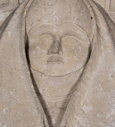 Zdjęcie nr 3: Nagrobek w formie płaskorzeźbionej tablicy o kształcie stojącego prostokąta. W jego górnej części znajduje się wyobrażenie Elżbiety z Giebułtowskich Pisarskiej przedstawionej frontalnie, do pasa. Kobieta jest obramiona półkolistą arkadą utworzoną z kaboszonów. Po bokach arkady dwa ozdobione rollwerkami kartusze z godłami herbów Bersten (po lewej stronie) i Jelita (po prawej stronie). Wyłaniająca się spod szat twarz zmarłej o kształcie sercowatym, z pełnymi policzkami z dużymi zamkniętymi oczami, z prostym, wydatnym nosem, wąskimi ustami i wyraźnie zaznaczonym podbródkiem. Zmarła jest ubrana we wdowi welon (rańtuch) spięty pod brodą i rozchylający się od środka na boki. Gładki welon zdobi jedna rurkowata fałda biegnąca na całej jego długości. Głowę nakrywa czepek, a szyję zasłania podwika. Spódnica spięta pasem z ozdobnymi klamrami, układana w drobne rurkowate fałdy. Ręce złożone, w nich chustka, przez prawą rękę przewieszony różaniec. W dolnej partii nagrobka inskrypcja kuta majuskułą. Treść inskrypcji w otoku bordiury i w polu. Inskrypcja w otoku: Inskrypcja na bordiurze "THU. LIESI. URODZONA. HELZBIETHA. PISARSKA / Z GIEBVLTOWA. KTORA MAIANCZ WIEKU / SWEGO. LIATTH. LVI. S. STHEM. SZWIATHEM. / ROZL/ONCZONA. W ROKV. 1576. XX. DNIA MARCEA." Inskrypcja w polu: "HELIZABET. PISARSKA. TV LIEZY. KOCHANIE. / DZIATEK. SWICH. ALBO. RACZEI. BACZ. I NARZEKANIE / POMNICZIE. NA. POBOŻNE. SWOIEI. MATKI SPRAWY/CZNE POTOMSTWO IAKO I IEI W TIM. BIŁ BOG. ŁASKAWY / THA WAM W BOIZNIE I BOZEJ. WYCHOWANIE DAŁA / THAKOWE. ZE. THAM. ZADNA. ZMAZA. NIEZOSTAŁA / THEGOSZ. I. PO. SMIERCZI. SWEI. VPRZYIMIE WAM. ZICZI. / BISZCIE. TAK. IAKO. ONA. DOKONALI. WSISCZI. / WIEKOW. SWOICH. A W TIM. WAM WĄTPICZ NIEPOTRZEBA. / ZE. WAS. THIM. CZIESICZ. BENDZIE. NAIWISI. BOG. Z NIEBA. / I. TIM. WAM. TO. ZAPLACZI. ZE. DNIA. OSTATNIEGO. / STANIECZIE. NAPRAWICZI. Z WIBRANEMI. IEGO. / BARBARA TOMASOWSKA. TEN. KAMIEŃ. POSTAWICZ. DAŁA". 


