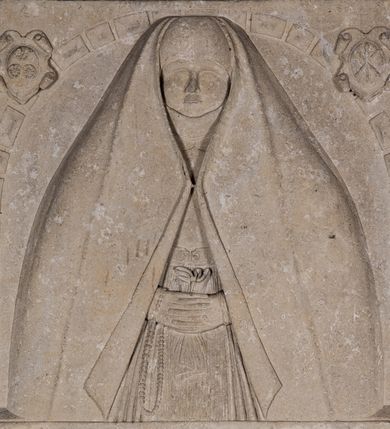 Zdjęcie nr 4: Nagrobek w formie płaskorzeźbionej tablicy o kształcie stojącego prostokąta. W jego górnej części znajduje się wyobrażenie Elżbiety z Giebułtowskich Pisarskiej przedstawionej frontalnie, do pasa. Kobieta jest obramiona półkolistą arkadą utworzoną z kaboszonów. Po bokach arkady dwa ozdobione rollwerkami kartusze z godłami herbów Bersten (po lewej stronie) i Jelita (po prawej stronie). Wyłaniająca się spod szat twarz zmarłej o kształcie sercowatym, z pełnymi policzkami z dużymi zamkniętymi oczami, z prostym, wydatnym nosem, wąskimi ustami i wyraźnie zaznaczonym podbródkiem. Zmarła jest ubrana we wdowi welon (rańtuch) spięty pod brodą i rozchylający się od środka na boki. Gładki welon zdobi jedna rurkowata fałda biegnąca na całej jego długości. Głowę nakrywa czepek, a szyję zasłania podwika. Spódnica spięta pasem z ozdobnymi klamrami, układana w drobne rurkowate fałdy. Ręce złożone, w nich chustka, przez prawą rękę przewieszony różaniec. W dolnej partii nagrobka inskrypcja kuta majuskułą. Treść inskrypcji w otoku bordiury i w polu. Inskrypcja w otoku: Inskrypcja na bordiurze &quot;THU. LIESI. URODZONA. HELZBIETHA. PISARSKA / Z GIEBVLTOWA. KTORA MAIANCZ WIEKU / SWEGO. LIATTH. LVI. S. STHEM. SZWIATHEM. / ROZL/ONCZONA. W ROKV. 1576. XX. DNIA MARCEA.&quot; Inskrypcja w polu: &quot;HELIZABET. PISARSKA. TV LIEZY. KOCHANIE. / DZIATEK. SWICH. ALBO. RACZEI. BACZ. I NARZEKANIE / POMNICZIE. NA. POBOŻNE. SWOIEI. MATKI SPRAWY/CZNE POTOMSTWO IAKO I IEI W TIM. BIŁ BOG. ŁASKAWY / THA WAM W BOIZNIE I BOZEJ. WYCHOWANIE DAŁA / THAKOWE. ZE. THAM. ZADNA. ZMAZA. NIEZOSTAŁA / THEGOSZ. I. PO. SMIERCZI. SWEI. VPRZYIMIE WAM. ZICZI. / BISZCIE. TAK. IAKO. ONA. DOKONALI. WSISCZI. / WIEKOW. SWOICH. A W TIM. WAM WĄTPICZ NIEPOTRZEBA. / ZE. WAS. THIM. CZIESICZ. BENDZIE. NAIWISI. BOG. Z NIEBA. / I. TIM. WAM. TO. ZAPLACZI. ZE. DNIA. OSTATNIEGO. / STANIECZIE. NAPRAWICZI. Z WIBRANEMI. IEGO. / BARBARA TOMASOWSKA. TEN. KAMIEŃ. POSTAWICZ. DAŁA&quot;. 


