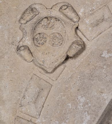 Zdjęcie nr 7: Nagrobek w formie płaskorzeźbionej tablicy o kształcie stojącego prostokąta. W jego górnej części znajduje się wyobrażenie Elżbiety z Giebułtowskich Pisarskiej przedstawionej frontalnie, do pasa. Kobieta jest obramiona półkolistą arkadą utworzoną z kaboszonów. Po bokach arkady dwa ozdobione rollwerkami kartusze z godłami herbów Bersten (po lewej stronie) i Jelita (po prawej stronie). Wyłaniająca się spod szat twarz zmarłej o kształcie sercowatym, z pełnymi policzkami z dużymi zamkniętymi oczami, z prostym, wydatnym nosem, wąskimi ustami i wyraźnie zaznaczonym podbródkiem. Zmarła jest ubrana we wdowi welon (rańtuch) spięty pod brodą i rozchylający się od środka na boki. Gładki welon zdobi jedna rurkowata fałda biegnąca na całej jego długości. Głowę nakrywa czepek, a szyję zasłania podwika. Spódnica spięta pasem z ozdobnymi klamrami, układana w drobne rurkowate fałdy. Ręce złożone, w nich chustka, przez prawą rękę przewieszony różaniec. W dolnej partii nagrobka inskrypcja kuta majuskułą. Treść inskrypcji w otoku bordiury i w polu. Inskrypcja w otoku: Inskrypcja na bordiurze &quot;THU. LIESI. URODZONA. HELZBIETHA. PISARSKA / Z GIEBVLTOWA. KTORA MAIANCZ WIEKU / SWEGO. LIATTH. LVI. S. STHEM. SZWIATHEM. / ROZL/ONCZONA. W ROKV. 1576. XX. DNIA MARCEA.&quot; Inskrypcja w polu: &quot;HELIZABET. PISARSKA. TV LIEZY. KOCHANIE. / DZIATEK. SWICH. ALBO. RACZEI. BACZ. I NARZEKANIE / POMNICZIE. NA. POBOŻNE. SWOIEI. MATKI SPRAWY/CZNE POTOMSTWO IAKO I IEI W TIM. BIŁ BOG. ŁASKAWY / THA WAM W BOIZNIE I BOZEJ. WYCHOWANIE DAŁA / THAKOWE. ZE. THAM. ZADNA. ZMAZA. NIEZOSTAŁA / THEGOSZ. I. PO. SMIERCZI. SWEI. VPRZYIMIE WAM. ZICZI. / BISZCIE. TAK. IAKO. ONA. DOKONALI. WSISCZI. / WIEKOW. SWOICH. A W TIM. WAM WĄTPICZ NIEPOTRZEBA. / ZE. WAS. THIM. CZIESICZ. BENDZIE. NAIWISI. BOG. Z NIEBA. / I. TIM. WAM. TO. ZAPLACZI. ZE. DNIA. OSTATNIEGO. / STANIECZIE. NAPRAWICZI. Z WIBRANEMI. IEGO. / BARBARA TOMASOWSKA. TEN. KAMIEŃ. POSTAWICZ. DAŁA&quot;. 


