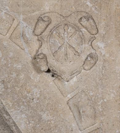 Zdjęcie nr 6: Nagrobek w formie płaskorzeźbionej tablicy o kształcie stojącego prostokąta. W jego górnej części znajduje się wyobrażenie Elżbiety z Giebułtowskich Pisarskiej przedstawionej frontalnie, do pasa. Kobieta jest obramiona półkolistą arkadą utworzoną z kaboszonów. Po bokach arkady dwa ozdobione rollwerkami kartusze z godłami herbów Bersten (po lewej stronie) i Jelita (po prawej stronie). Wyłaniająca się spod szat twarz zmarłej o kształcie sercowatym, z pełnymi policzkami z dużymi zamkniętymi oczami, z prostym, wydatnym nosem, wąskimi ustami i wyraźnie zaznaczonym podbródkiem. Zmarła jest ubrana we wdowi welon (rańtuch) spięty pod brodą i rozchylający się od środka na boki. Gładki welon zdobi jedna rurkowata fałda biegnąca na całej jego długości. Głowę nakrywa czepek, a szyję zasłania podwika. Spódnica spięta pasem z ozdobnymi klamrami, układana w drobne rurkowate fałdy. Ręce złożone, w nich chustka, przez prawą rękę przewieszony różaniec. W dolnej partii nagrobka inskrypcja kuta majuskułą. Treść inskrypcji w otoku bordiury i w polu. Inskrypcja w otoku: Inskrypcja na bordiurze "THU. LIESI. URODZONA. HELZBIETHA. PISARSKA / Z GIEBVLTOWA. KTORA MAIANCZ WIEKU / SWEGO. LIATTH. LVI. S. STHEM. SZWIATHEM. / ROZL/ONCZONA. W ROKV. 1576. XX. DNIA MARCEA." Inskrypcja w polu: "HELIZABET. PISARSKA. TV LIEZY. KOCHANIE. / DZIATEK. SWICH. ALBO. RACZEI. BACZ. I NARZEKANIE / POMNICZIE. NA. POBOŻNE. SWOIEI. MATKI SPRAWY/CZNE POTOMSTWO IAKO I IEI W TIM. BIŁ BOG. ŁASKAWY / THA WAM W BOIZNIE I BOZEJ. WYCHOWANIE DAŁA / THAKOWE. ZE. THAM. ZADNA. ZMAZA. NIEZOSTAŁA / THEGOSZ. I. PO. SMIERCZI. SWEI. VPRZYIMIE WAM. ZICZI. / BISZCIE. TAK. IAKO. ONA. DOKONALI. WSISCZI. / WIEKOW. SWOICH. A W TIM. WAM WĄTPICZ NIEPOTRZEBA. / ZE. WAS. THIM. CZIESICZ. BENDZIE. NAIWISI. BOG. Z NIEBA. / I. TIM. WAM. TO. ZAPLACZI. ZE. DNIA. OSTATNIEGO. / STANIECZIE. NAPRAWICZI. Z WIBRANEMI. IEGO. / BARBARA TOMASOWSKA. TEN. KAMIEŃ. POSTAWICZ. DAŁA". 


