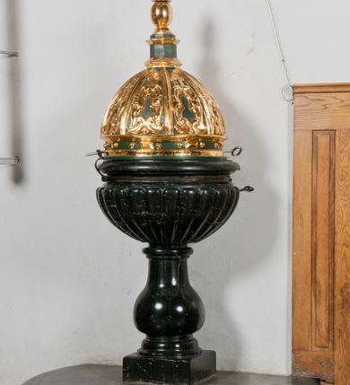 Zdjęcie nr 1: Na okrągłej podstawie, częściowo wmurowanej w ścianę oraz prostopadłościennym cokole niewielka stopa z trzonem w typie balustradowej lalki podtrzymującej półkulistą czarę o powierzchni imitującej puklowanie z wklęską i zaoblonym brzegiem. Na kwadratowej podstawie data: „A(NNO) D(OMINI) 1707”. Pokrywa  w kształcie smukłej półkopuły, ośmiopolowa, z żebrami. W polach między żebrami dekoracja z ornamentu małżowinowego. Latarnia ośmioboczna z profilowanym cokołem i gzymsem. Na latarni jajowata kula z toczonym daszkiem zwieńczonym guzem w kształcie zbliżonym do szyszki. Żebra kopuły, elementy dekoracyjne i ornamenty złocone. Tła i ściany latarni polichromowane, ciemnozielone.