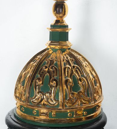 Zdjęcie nr 2: Na okrągłej podstawie, częściowo wmurowanej w ścianę oraz prostopadłościennym cokole niewielka stopa z trzonem w typie balustradowej lalki podtrzymującej półkulistą czarę o powierzchni imitującej puklowanie z wklęską i zaoblonym brzegiem. Na kwadratowej podstawie data: „A(NNO) D(OMINI) 1707”. Pokrywa  w kształcie smukłej półkopuły, ośmiopolowa, z żebrami. W polach między żebrami dekoracja z ornamentu małżowinowego. Latarnia ośmioboczna z profilowanym cokołem i gzymsem. Na latarni jajowata kula z toczonym daszkiem zwieńczonym guzem w kształcie zbliżonym do szyszki. Żebra kopuły, elementy dekoracyjne i ornamenty złocone. Tła i ściany latarni polichromowane, ciemnozielone.