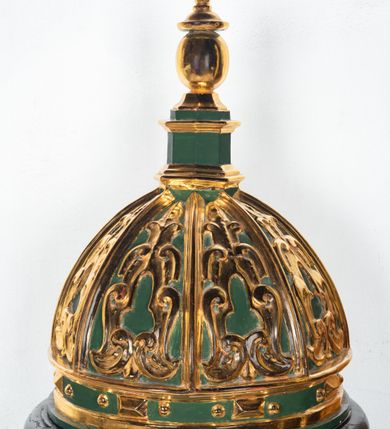 Zdjęcie nr 3: Na okrągłej podstawie, częściowo wmurowanej w ścianę oraz prostopadłościennym cokole niewielka stopa z trzonem w typie balustradowej lalki podtrzymującej półkulistą czarę o powierzchni imitującej puklowanie z wklęską i zaoblonym brzegiem. Na kwadratowej podstawie data: „A(NNO) D(OMINI) 1707”. Pokrywa  w kształcie smukłej półkopuły, ośmiopolowa, z żebrami. W polach między żebrami dekoracja z ornamentu małżowinowego. Latarnia ośmioboczna z profilowanym cokołem i gzymsem. Na latarni jajowata kula z toczonym daszkiem zwieńczonym guzem w kształcie zbliżonym do szyszki. Żebra kopuły, elementy dekoracyjne i ornamenty złocone. Tła i ściany latarni polichromowane, ciemnozielone.