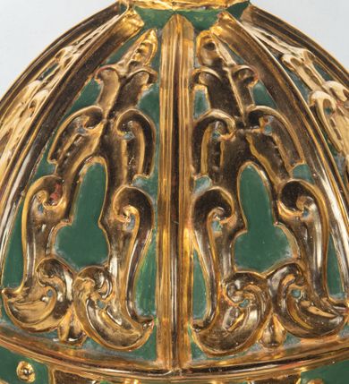 Zdjęcie nr 5: Na okrągłej podstawie, częściowo wmurowanej w ścianę oraz prostopadłościennym cokole niewielka stopa z trzonem w typie balustradowej lalki podtrzymującej półkulistą czarę o powierzchni imitującej puklowanie z wklęską i zaoblonym brzegiem. Na kwadratowej podstawie data: „A(NNO) D(OMINI) 1707”. Pokrywa  w kształcie smukłej półkopuły, ośmiopolowa, z żebrami. W polach między żebrami dekoracja z ornamentu małżowinowego. Latarnia ośmioboczna z profilowanym cokołem i gzymsem. Na latarni jajowata kula z toczonym daszkiem zwieńczonym guzem w kształcie zbliżonym do szyszki. Żebra kopuły, elementy dekoracyjne i ornamenty złocone. Tła i ściany latarni polichromowane, ciemnozielone.