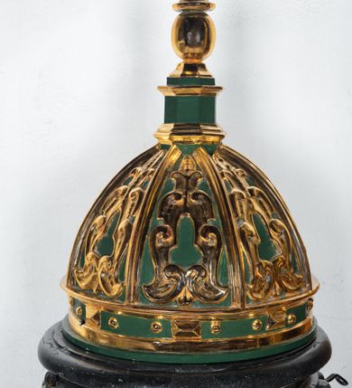 Zdjęcie nr 6: Na okrągłej podstawie, częściowo wmurowanej w ścianę oraz prostopadłościennym cokole niewielka stopa z trzonem w typie balustradowej lalki podtrzymującej półkulistą czarę o powierzchni imitującej puklowanie z wklęską i zaoblonym brzegiem. Na kwadratowej podstawie data: „A(NNO) D(OMINI) 1707”. Pokrywa  w kształcie smukłej półkopuły, ośmiopolowa, z żebrami. W polach między żebrami dekoracja z ornamentu małżowinowego. Latarnia ośmioboczna z profilowanym cokołem i gzymsem. Na latarni jajowata kula z toczonym daszkiem zwieńczonym guzem w kształcie zbliżonym do szyszki. Żebra kopuły, elementy dekoracyjne i ornamenty złocone. Tła i ściany latarni polichromowane, ciemnozielone.