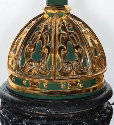 Zdjęcie nr 7: Na okrągłej podstawie, częściowo wmurowanej w ścianę oraz prostopadłościennym cokole niewielka stopa z trzonem w typie balustradowej lalki podtrzymującej półkulistą czarę o powierzchni imitującej puklowanie z wklęską i zaoblonym brzegiem. Na kwadratowej podstawie data: „A(NNO) D(OMINI) 1707”. Pokrywa  w kształcie smukłej półkopuły, ośmiopolowa, z żebrami. W polach między żebrami dekoracja z ornamentu małżowinowego. Latarnia ośmioboczna z profilowanym cokołem i gzymsem. Na latarni jajowata kula z toczonym daszkiem zwieńczonym guzem w kształcie zbliżonym do szyszki. Żebra kopuły, elementy dekoracyjne i ornamenty złocone. Tła i ściany latarni polichromowane, ciemnozielone.