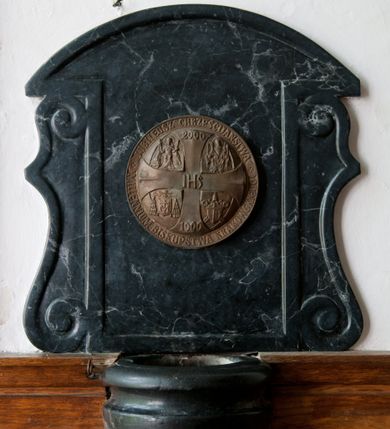 Zdjęcie nr 1: Czara półkolista, gładka, zakończona szerokim profilowanym kołnierzem ujętym od dołu wklęsłą opaską. Zaplecek w kształcie prostokąta zakończonego u góry łukiem odcinkowym, z prostokątną płyciną ujętą ramą w kształcie listwy, u góry otwartą, po bokach ozdobioną wolutowymi spływami. W polu płyciny aplikowany metalowy medalion jubileuszowy z krzyżem, na którym napisy: „IHS” na skrzyżowaniu ramion, „2000” w rozszerzeniu górnej belki, „1000” w rozszerzeniu dolnej belki. W polach pomiędzy ramionami krzyża przedstawienia: u góry (od lewej) św. Jadwiga królowa i św. Stanisław, u dołu (od lewej) herb biskupi kardynała Franciszka Macharskiego i herb papieski Jana Pawła II.  Na otoku napisy: na górnym łuku „JUBILEUSZ CHRZEŚCIJAŃSTWA” na dolnym łuku „MILLENNIUM BISKUPSTWA KRAKOWSKIEGO”.