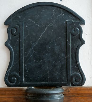 Zdjęcie nr 1: Czara półkolista, gładka, zakończona szerokim profilowanym kołnierzem ujętym od dołu wklęsłą opaską. Zaplecek w kształcie prostokąta zakończonego u góry łukiem odcinkowym, z prostokątną płyciną ujętą ramą w kształcie listwy, u góry otwartą, po bokach ozdobioną wolutowymi spływami.