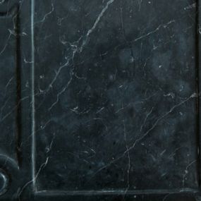 Zdjęcie nr 1: Czara półkolista, gładka, zakończona szerokim profilowanym kołnierzem ujętym od dołu wklęsłą opaską. Zaplecek w kształcie prostokąta zakończonego u góry łukiem odcinkowym, z prostokątną płyciną ujętą ramą w kształcie listwy, u góry otwartą, po bokach ozdobioną wolutowymi spływami.