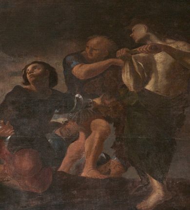 Zdjęcie nr 1: Obraz o kształcie leżącego prostokąta przedstawiający Mojżesza przyjmującego zwiadowców do Ziemi Obiecanej. Mojżesz ukazany z lewej strony obrazu, całopostaciowo, frontalnie, w pozycji stojącej, z głową zwróconą ku wysłannikom. Jego prawa ręka jest uniesiona i odwiedziona od ciała, a lewa na wysokości pasa przytrzymuje brązowy, bogato udrapowany płaszcz oraz berło. Po lewej stronie, w tle za Mojżeszem, przedstawiona frontalnie postać Izraelity w długiej ciemnobrązowej szacie z głową zwróconą ku lewemu ramieniu, patrzącego w stronę Mojżesza. W centrum kompozycji znajduje się postać klęczącego wysłannika, ubranego w ciemną tunikę i ciemnoczerwone spodnie. Jego głowa jest odchylona do tyłu, twarz zwrócona w prawo, w kierunku Mojżesza. W prawej ręce wyciągniętej ku przodowi trzyma owoce granatu, a lewą wskazuje na dwóch towarzyszy dźwigających na ramionach drąg z zawieszonymi kiściami winogron. Obaj mężczyźni są ukazani w całej postaci. Pierwszy, Kaleb, z nagim torsem, okrytą głową i twarzą ukazaną z profilu, zwróconą ku towarzyszowi, dźwiga drąg, który  podtrzymuje przy ramieniu prawą ręką, a lewą obejmuje jego koniec. Jego prawa noga jest mocno wysunięta do przodu, wokół bioder ma udrapowany ciemnozielony płaszcz, sięgający poniżej kolan. Drugi Beniamin Jozue ubrany jest w ciemnobłękitną tunikę i krótkie czerwone spodnie. Znajduje się nieco głębiej kompozycji, w momencie wchodzenia na wzniesienie, z ciałem skierowanym ku towarzyszowi. Jego głowa jest pochylona do przodu i zwrócona w kierunku Mojżesza. Prawą rękę unosi w kierunku lewego ramienia, ku przodowi wysuwa prawą nogę. W głębi obrazu pomiędzy wysłannikami, wyłaniające się zza wzniesienia trzy postaci w hełmach na głowach. W tle pejzaż z zachmurzonym niebem. Kolorystyka obrazu stonowana, ciepła, nasycona, z przewagą brązów i czerwieni. Rama drewniana, profilowana, wąska.