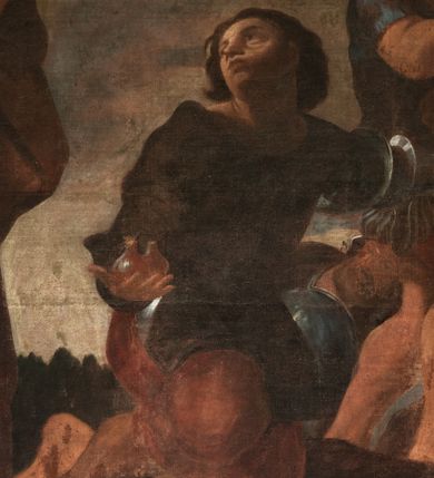 Zdjęcie nr 9: Obraz o kształcie leżącego prostokąta przedstawiający Mojżesza przyjmującego zwiadowców do Ziemi Obiecanej. Mojżesz ukazany z lewej strony obrazu, całopostaciowo, frontalnie, w pozycji stojącej, z głową zwróconą ku wysłannikom. Jego prawa ręka jest uniesiona i odwiedziona od ciała, a lewa na wysokości pasa przytrzymuje brązowy, bogato udrapowany płaszcz oraz berło. Po lewej stronie, w tle za Mojżeszem, przedstawiona frontalnie postać Izraelity w długiej ciemnobrązowej szacie z głową zwróconą ku lewemu ramieniu, patrzącego w stronę Mojżesza. W centrum kompozycji znajduje się postać klęczącego wysłannika, ubranego w ciemną tunikę i ciemnoczerwone spodnie. Jego głowa jest odchylona do tyłu, twarz zwrócona w prawo, w kierunku Mojżesza. W prawej ręce wyciągniętej ku przodowi trzyma owoce granatu, a lewą wskazuje na dwóch towarzyszy dźwigających na ramionach drąg z zawieszonymi kiściami winogron. Obaj mężczyźni są ukazani w całej postaci. Pierwszy, Kaleb, z nagim torsem, okrytą głową i twarzą ukazaną z profilu, zwróconą ku towarzyszowi, dźwiga drąg, który  podtrzymuje przy ramieniu prawą ręką, a lewą obejmuje jego koniec. Jego prawa noga jest mocno wysunięta do przodu, wokół bioder ma udrapowany ciemnozielony płaszcz, sięgający poniżej kolan. Drugi Beniamin Jozue ubrany jest w ciemnobłękitną tunikę i krótkie czerwone spodnie. Znajduje się nieco głębiej kompozycji, w momencie wchodzenia na wzniesienie, z ciałem skierowanym ku towarzyszowi. Jego głowa jest pochylona do przodu i zwrócona w kierunku Mojżesza. Prawą rękę unosi w kierunku lewego ramienia, ku przodowi wysuwa prawą nogę. W głębi obrazu pomiędzy wysłannikami, wyłaniające się zza wzniesienia trzy postaci w hełmach na głowach. W tle pejzaż z zachmurzonym niebem. Kolorystyka obrazu stonowana, ciepła, nasycona, z przewagą brązów i czerwieni. Rama drewniana, profilowana, wąska.