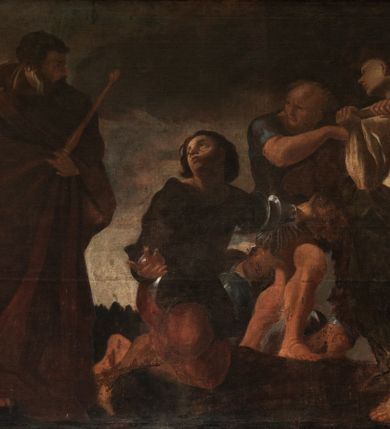 Zdjęcie nr 10: Obraz o kształcie leżącego prostokąta przedstawiający Mojżesza przyjmującego zwiadowców do Ziemi Obiecanej. Mojżesz ukazany z lewej strony obrazu, całopostaciowo, frontalnie, w pozycji stojącej, z głową zwróconą ku wysłannikom. Jego prawa ręka jest uniesiona i odwiedziona od ciała, a lewa na wysokości pasa przytrzymuje brązowy, bogato udrapowany płaszcz oraz berło. Po lewej stronie, w tle za Mojżeszem, przedstawiona frontalnie postać Izraelity w długiej ciemnobrązowej szacie z głową zwróconą ku lewemu ramieniu, patrzącego w stronę Mojżesza. W centrum kompozycji znajduje się postać klęczącego wysłannika, ubranego w ciemną tunikę i ciemnoczerwone spodnie. Jego głowa jest odchylona do tyłu, twarz zwrócona w prawo, w kierunku Mojżesza. W prawej ręce wyciągniętej ku przodowi trzyma owoce granatu, a lewą wskazuje na dwóch towarzyszy dźwigających na ramionach drąg z zawieszonymi kiściami winogron. Obaj mężczyźni są ukazani w całej postaci. Pierwszy, Kaleb, z nagim torsem, okrytą głową i twarzą ukazaną z profilu, zwróconą ku towarzyszowi, dźwiga drąg, który  podtrzymuje przy ramieniu prawą ręką, a lewą obejmuje jego koniec. Jego prawa noga jest mocno wysunięta do przodu, wokół bioder ma udrapowany ciemnozielony płaszcz, sięgający poniżej kolan. Drugi Beniamin Jozue ubrany jest w ciemnobłękitną tunikę i krótkie czerwone spodnie. Znajduje się nieco głębiej kompozycji, w momencie wchodzenia na wzniesienie, z ciałem skierowanym ku towarzyszowi. Jego głowa jest pochylona do przodu i zwrócona w kierunku Mojżesza. Prawą rękę unosi w kierunku lewego ramienia, ku przodowi wysuwa prawą nogę. W głębi obrazu pomiędzy wysłannikami, wyłaniające się zza wzniesienia trzy postaci w hełmach na głowach. W tle pejzaż z zachmurzonym niebem. Kolorystyka obrazu stonowana, ciepła, nasycona, z przewagą brązów i czerwieni. Rama drewniana, profilowana, wąska.