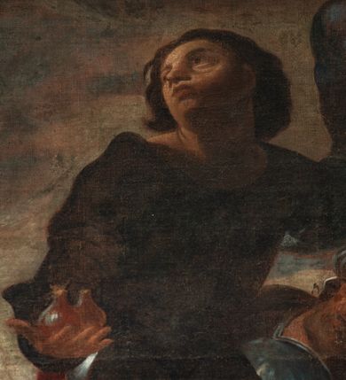 Zdjęcie nr 4: Obraz o kształcie leżącego prostokąta przedstawiający Mojżesza przyjmującego zwiadowców do Ziemi Obiecanej. Mojżesz ukazany z lewej strony obrazu, całopostaciowo, frontalnie, w pozycji stojącej, z głową zwróconą ku wysłannikom. Jego prawa ręka jest uniesiona i odwiedziona od ciała, a lewa na wysokości pasa przytrzymuje brązowy, bogato udrapowany płaszcz oraz berło. Po lewej stronie, w tle za Mojżeszem, przedstawiona frontalnie postać Izraelity w długiej ciemnobrązowej szacie z głową zwróconą ku lewemu ramieniu, patrzącego w stronę Mojżesza. W centrum kompozycji znajduje się postać klęczącego wysłannika, ubranego w ciemną tunikę i ciemnoczerwone spodnie. Jego głowa jest odchylona do tyłu, twarz zwrócona w prawo, w kierunku Mojżesza. W prawej ręce wyciągniętej ku przodowi trzyma owoce granatu, a lewą wskazuje na dwóch towarzyszy dźwigających na ramionach drąg z zawieszonymi kiściami winogron. Obaj mężczyźni są ukazani w całej postaci. Pierwszy, Kaleb, z nagim torsem, okrytą głową i twarzą ukazaną z profilu, zwróconą ku towarzyszowi, dźwiga drąg, który  podtrzymuje przy ramieniu prawą ręką, a lewą obejmuje jego koniec. Jego prawa noga jest mocno wysunięta do przodu, wokół bioder ma udrapowany ciemnozielony płaszcz, sięgający poniżej kolan. Drugi Beniamin Jozue ubrany jest w ciemnobłękitną tunikę i krótkie czerwone spodnie. Znajduje się nieco głębiej kompozycji, w momencie wchodzenia na wzniesienie, z ciałem skierowanym ku towarzyszowi. Jego głowa jest pochylona do przodu i zwrócona w kierunku Mojżesza. Prawą rękę unosi w kierunku lewego ramienia, ku przodowi wysuwa prawą nogę. W głębi obrazu pomiędzy wysłannikami, wyłaniające się zza wzniesienia trzy postaci w hełmach na głowach. W tle pejzaż z zachmurzonym niebem. Kolorystyka obrazu stonowana, ciepła, nasycona, z przewagą brązów i czerwieni. Rama drewniana, profilowana, wąska.