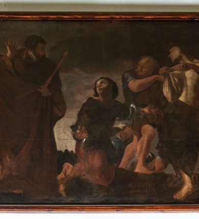 Zdjęcie nr 2: Obraz o kształcie leżącego prostokąta przedstawiający Mojżesza przyjmującego zwiadowców do Ziemi Obiecanej. Mojżesz ukazany z lewej strony obrazu, całopostaciowo, frontalnie, w pozycji stojącej, z głową zwróconą ku wysłannikom. Jego prawa ręka jest uniesiona i odwiedziona od ciała, a lewa na wysokości pasa przytrzymuje brązowy, bogato udrapowany płaszcz oraz berło. Po lewej stronie, w tle za Mojżeszem, przedstawiona frontalnie postać Izraelity w długiej ciemnobrązowej szacie z głową zwróconą ku lewemu ramieniu, patrzącego w stronę Mojżesza. W centrum kompozycji znajduje się postać klęczącego wysłannika, ubranego w ciemną tunikę i ciemnoczerwone spodnie. Jego głowa jest odchylona do tyłu, twarz zwrócona w prawo, w kierunku Mojżesza. W prawej ręce wyciągniętej ku przodowi trzyma owoce granatu, a lewą wskazuje na dwóch towarzyszy dźwigających na ramionach drąg z zawieszonymi kiściami winogron. Obaj mężczyźni są ukazani w całej postaci. Pierwszy, Kaleb, z nagim torsem, okrytą głową i twarzą ukazaną z profilu, zwróconą ku towarzyszowi, dźwiga drąg, który  podtrzymuje przy ramieniu prawą ręką, a lewą obejmuje jego koniec. Jego prawa noga jest mocno wysunięta do przodu, wokół bioder ma udrapowany ciemnozielony płaszcz, sięgający poniżej kolan. Drugi Beniamin Jozue ubrany jest w ciemnobłękitną tunikę i krótkie czerwone spodnie. Znajduje się nieco głębiej kompozycji, w momencie wchodzenia na wzniesienie, z ciałem skierowanym ku towarzyszowi. Jego głowa jest pochylona do przodu i zwrócona w kierunku Mojżesza. Prawą rękę unosi w kierunku lewego ramienia, ku przodowi wysuwa prawą nogę. W głębi obrazu pomiędzy wysłannikami, wyłaniające się zza wzniesienia trzy postaci w hełmach na głowach. W tle pejzaż z zachmurzonym niebem. Kolorystyka obrazu stonowana, ciepła, nasycona, z przewagą brązów i czerwieni. Rama drewniana, profilowana, wąska.