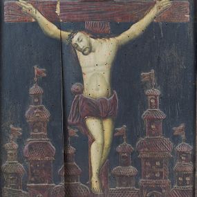 Zdjęcie nr 1: Obraz w kształcie prostokąta stojącego, płaskorzeźbiony i malowany, przedstawiający Chrystusa Ukrzyżowanego. Zbawiciel przybity do krzyża trzema gwoździami, wisi na ramionach, układających się w literę "C". Głowa w cierniowej koronie opada mocno na prawe ramię. Twarz modelowana sumarycznie, oczy zamknięte, nos długi, broda i włosy rzadkie, krótkie. Korpus z zaznaczoną klatką piersiową i linią żeber, z krwawiącą raną na prawym boku. Kolana lekko ugięte, stopy skrzyżowane, prawa założona na lewą, przebite jednym gwoździem. Na całym ciałem ślady krwi. Perizonium przewiązane dwoma węzłami na środku i nad prawym bokiem, z końcem spływającym po biodrze. Nad głową Chrystusa titulus z napisem "INRI". Ponad krzyżem po lewej stronie słońce , po prawej księżyc. W tle widok Jerozolimy za ceglanym murem. Tło, krzyż i perizonium płaskorzeźbione, postać Chrystusa malowana. Obraz ujęty w drewnianą profilowaną ramę ozdobioną wolutowo skręconą wicią roślinną i kimationem.