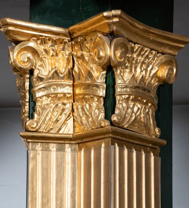 Zdjęcie nr 5: Chór muzyczny na zachodniej ścianie nawy, wsparty na dwóch słupach, ozdobionych od strony nawy dwoma kanelowanymi pilastrami o kapitelach kompozytowych. Jego parapet jest wklęsło-wypukły, z profilowanym cokołem, podzielony na kwatery kanelowanymi i złoconymi pilastrami. W kwaterach wypukłe pola kwadratowe o ćwierkolistych narożach ozdobione rzeźbionymi stylizowanymi rozetami. Parapet zwieńczony niewielkim gzymsem przełamanym na osi pilastrów. Pod listwą cokołu falisty fartuch. Struktura chóru muzycznego ciemnozielona. Pola płycin oliwkowo-ciemnozielone. Pilasty, rozety i profilowania są złocone. 
Znajdujący się na chórze prospekt wsparty na cokole z czterema kroksztynami, trzyosiowy, z osiami wydzielonymi kwadratowymi w podstawie filarkami. Oś środkowa podzielona na wie strefy: dolną z dwiema arkadkami z kostkowanym gzymsem i górną zamkniętą łukiem odcinkowym. Osie boczne zakończone gzymsem z kostkowaniem. W partii cokołowej bogato rzeźbiony motyw małżowinowo-chrząstkowy. 