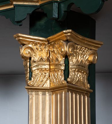 Zdjęcie nr 9: Chór muzyczny na zachodniej ścianie nawy, wsparty na dwóch słupach, ozdobionych od strony nawy dwoma kanelowanymi pilastrami o kapitelach kompozytowych. Jego parapet jest wklęsło-wypukły, z profilowanym cokołem, podzielony na kwatery kanelowanymi i złoconymi pilastrami. W kwaterach wypukłe pola kwadratowe o ćwierkolistych narożach ozdobione rzeźbionymi stylizowanymi rozetami. Parapet zwieńczony niewielkim gzymsem przełamanym na osi pilastrów. Pod listwą cokołu falisty fartuch. Struktura chóru muzycznego ciemnozielona. Pola płycin oliwkowo-ciemnozielone. Pilasty, rozety i profilowania są złocone. 
Znajdujący się na chórze prospekt wsparty na cokole z czterema kroksztynami, trzyosiowy, z osiami wydzielonymi kwadratowymi w podstawie filarkami. Oś środkowa podzielona na wie strefy: dolną z dwiema arkadkami z kostkowanym gzymsem i górną zamkniętą łukiem odcinkowym. Osie boczne zakończone gzymsem z kostkowaniem. W partii cokołowej bogato rzeźbiony motyw małżowinowo-chrząstkowy. 