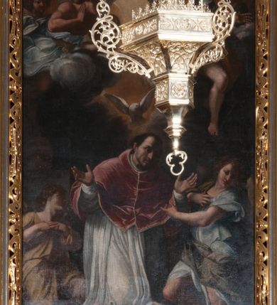 Zdjęcie nr 5: Ołtarz architektoniczny, na wysokim cokole, jednokondygnacyjny, trójosiowy, ze zwieńczeniem; osie wyznaczone umieszczonymi na wysokich cokołach kolumnami o kapitelach kompozytowych, podtrzymującymi występujące nad podporami uproszczone belkowanie i gzyms, ponad nimi trójkątny, przerywany przyczółek. W strefie dolnej, w osiach skrajnych, po bokach mensy bramki zamknięte półkoliście, służące do obejścia ołtarza. Mensa prostopadłościenna, o profilowanym obramieniu antependium i z profilowanymi prostokątnymi płycinami na bokach. Powyżej, w pierwszej kondygnacji, w osiach skrajnych nisze zamknięte łukiem półkolistym z konchami muszlowymi, w osi środkowej prostokątna wnęka na obraz ołtarzowy. Płyciny na cokołach, powyżej półkolistych wnęk oraz na predelli ażurowe, w kształcie prostokąta z uszakami. Zwieńczenie jednoosiowe, flankowane kolumienkami o kapitelach kompozytowych, z występującym nad podporami belkowaniem i gzymsem oraz półkolistym przerywanym przyczółkiem. W polu środkowym owalna profilowana nisza na obraz, ponad którą w szczycie ołtarza gloria promienista. Nastawa flankowana uszakami w z motywów ornamentu małżowinowo-chrząstkowego. Belkowanie, profilowane, prostokątne pole na obraz, predella oraz płyciny na cokołach i powyżej półkolistych wnęk, wypełnione ornamentem małżowinowo-chrząstkowym. Powyżej bramek w części cokołowej podwieszone girlandy. W zwieńczeniu małżowinowo-chrząstkowe uszaki oraz płyciny wypełnione ornamentem małżowinowo-chrząstkowym. W narożach stylizowane liście. Profilowana wnęka na obraz w zwieńczeniu  wypełniona lilijkami. Kolumny, gzymsy i profilowania otworów złocone. Gloria promienista z puttami oraz Okiem Opatrzności na tle trójkąta równobocznego. Antepedium ozdobione romboidalną siatką, w narożach wstęga regencyjna przechodząca w akant. Pośrodku litery IHS w glorii promienistej. W płycinach na cokołach i powyżej wnęk główki puttów. W niszach rzeźby św. Wojciecha i św. Stanisława. W centralnym polu obraz z przedstawieniem św. Grzegorza Wielkiego, w zwieńczeniu Wniebowzięcie Najświętszej Marii Panny. Na przerywanym przyczółku nastawy rzeźby aniołów. Rzeźba anioła po lewej stronie, pełna, całopostaciowa. Anioł ukazany w pozycji półleżącej, w trzech czwartych, z lewą nogą wysuniętą i wzniesioną głową. Ręce ugięte w łokciach i uniesione. Twarz pociągła, włosy ciemne, kręcone, sięgające do ramion i odsłaniające uszy. Anioł odziany jest w długą, złotą suknię, z podwiniętymi rękawami i odsłaniającą lewą nogę. Fałdy głęboko rzeźbione, na kształt litery V i pionowych rurek.Rzeźba anioła po prawej, pełna, całopostaciowa. Anioł ukazany w pozycji półleżącej, w trzech czwartych, z lewą nogą wysuniętą i wzniesioną głową. Lewa ręka ugięta w łokciu i ułożona na piersi, prawa wyprostowana. Twarz pociągła, włosy ciemne, kręcone, sięgające do ramion i odsłaniające uszy. Anioł ubrany w długą, złotą suknię, z podwiniętymi rękawami i odsłaniającą lewą nogę. Fałdy głęboko rzeźbione, na kształt litery V i pionowych rurek.