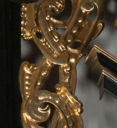 Zdjęcie nr 40: Ołtarz architektoniczny, na wysokim cokole, jednokondygnacyjny, trójosiowy, ze zwieńczeniem; osie wyznaczone umieszczonymi na wysokich cokołach kolumnami o kapitelach kompozytowych, podtrzymującymi występujące nad podporami uproszczone belkowanie i gzyms, ponad nimi trójkątny, przerywany przyczółek. W strefie dolnej, w osiach skrajnych, po bokach mensy bramki zamknięte półkoliście, służące do obejścia ołtarza. Mensa prostopadłościenna, o profilowanym obramieniu antependium i z profilowanymi prostokątnymi płycinami na bokach. Powyżej, w pierwszej kondygnacji, w osiach skrajnych nisze zamknięte łukiem półkolistym z konchami muszlowymi, w osi środkowej prostokątna wnęka na obraz ołtarzowy. Płyciny na cokołach, powyżej półkolistych wnęk oraz na predelli ażurowe, w kształcie prostokąta z uszakami. Zwieńczenie jednoosiowe, flankowane kolumienkami o kapitelach kompozytowych, z występującym nad podporami belkowaniem i gzymsem oraz półkolistym przerywanym przyczółkiem. W polu środkowym owalna profilowana nisza na obraz, ponad którą w szczycie ołtarza gloria promienista. Nastawa flankowana uszakami w z motywów ornamentu małżowinowo-chrząstkowego. Belkowanie, profilowane, prostokątne pole na obraz, predella oraz płyciny na cokołach i powyżej półkolistych wnęk, wypełnione ornamentem małżowinowo-chrząstkowym. Powyżej bramek w części cokołowej podwieszone girlandy. W zwieńczeniu małżowinowo-chrząstkowe uszaki oraz płyciny wypełnione ornamentem małżowinowo-chrząstkowym. W narożach stylizowane liście. Profilowana wnęka na obraz w zwieńczeniu  wypełniona lilijkami. Kolumny, gzymsy i profilowania otworów złocone. Gloria promienista z puttami oraz Okiem Opatrzności na tle trójkąta równobocznego. Antepedium ozdobione romboidalną siatką, w narożach wstęga regencyjna przechodząca w akant. Pośrodku litery IHS w glorii promienistej. W płycinach na cokołach i powyżej wnęk główki puttów. W niszach rzeźby św. Wojciecha i św. Stanisława. W centralnym polu obraz z przedstawieniem św. Grzegorza Wielkiego, w zwieńczeniu Wniebowzięcie Najświętszej Marii Panny. Na przerywanym przyczółku nastawy rzeźby aniołów. Rzeźba anioła po lewej stronie, pełna, całopostaciowa. Anioł ukazany w pozycji półleżącej, w trzech czwartych, z lewą nogą wysuniętą i wzniesioną głową. Ręce ugięte w łokciach i uniesione. Twarz pociągła, włosy ciemne, kręcone, sięgające do ramion i odsłaniające uszy. Anioł odziany jest w długą, złotą suknię, z podwiniętymi rękawami i odsłaniającą lewą nogę. Fałdy głęboko rzeźbione, na kształt litery V i pionowych rurek.Rzeźba anioła po prawej, pełna, całopostaciowa. Anioł ukazany w pozycji półleżącej, w trzech czwartych, z lewą nogą wysuniętą i wzniesioną głową. Lewa ręka ugięta w łokciu i ułożona na piersi, prawa wyprostowana. Twarz pociągła, włosy ciemne, kręcone, sięgające do ramion i odsłaniające uszy. Anioł ubrany w długą, złotą suknię, z podwiniętymi rękawami i odsłaniającą lewą nogę. Fałdy głęboko rzeźbione, na kształt litery V i pionowych rurek.