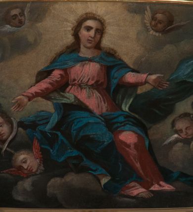 Zdjęcie nr 8: Ołtarz architektoniczny, na wysokim cokole, jednokondygnacyjny, trójosiowy, ze zwieńczeniem; osie wyznaczone umieszczonymi na wysokich cokołach kolumnami o kapitelach kompozytowych, podtrzymującymi występujące nad podporami uproszczone belkowanie i gzyms, ponad nimi trójkątny, przerywany przyczółek. W strefie dolnej, w osiach skrajnych, po bokach mensy bramki zamknięte półkoliście, służące do obejścia ołtarza. Mensa prostopadłościenna, o profilowanym obramieniu antependium i z profilowanymi prostokątnymi płycinami na bokach. Powyżej, w pierwszej kondygnacji, w osiach skrajnych nisze zamknięte łukiem półkolistym z konchami muszlowymi, w osi środkowej prostokątna wnęka na obraz ołtarzowy. Płyciny na cokołach, powyżej półkolistych wnęk oraz na predelli ażurowe, w kształcie prostokąta z uszakami. Zwieńczenie jednoosiowe, flankowane kolumienkami o kapitelach kompozytowych, z występującym nad podporami belkowaniem i gzymsem oraz półkolistym przerywanym przyczółkiem. W polu środkowym owalna profilowana nisza na obraz, ponad którą w szczycie ołtarza gloria promienista. Nastawa flankowana uszakami w z motywów ornamentu małżowinowo-chrząstkowego. Belkowanie, profilowane, prostokątne pole na obraz, predella oraz płyciny na cokołach i powyżej półkolistych wnęk, wypełnione ornamentem małżowinowo-chrząstkowym. Powyżej bramek w części cokołowej podwieszone girlandy. W zwieńczeniu małżowinowo-chrząstkowe uszaki oraz płyciny wypełnione ornamentem małżowinowo-chrząstkowym. W narożach stylizowane liście. Profilowana wnęka na obraz w zwieńczeniu  wypełniona lilijkami. Kolumny, gzymsy i profilowania otworów złocone. Gloria promienista z puttami oraz Okiem Opatrzności na tle trójkąta równobocznego. Antepedium ozdobione romboidalną siatką, w narożach wstęga regencyjna przechodząca w akant. Pośrodku litery IHS w glorii promienistej. W płycinach na cokołach i powyżej wnęk główki puttów. W niszach rzeźby św. Wojciecha i św. Stanisława. W centralnym polu obraz z przedstawieniem św. Grzegorza Wielkiego, w zwieńczeniu Wniebowzięcie Najświętszej Marii Panny. Na przerywanym przyczółku nastawy rzeźby aniołów. Rzeźba anioła po lewej stronie, pełna, całopostaciowa. Anioł ukazany w pozycji półleżącej, w trzech czwartych, z lewą nogą wysuniętą i wzniesioną głową. Ręce ugięte w łokciach i uniesione. Twarz pociągła, włosy ciemne, kręcone, sięgające do ramion i odsłaniające uszy. Anioł odziany jest w długą, złotą suknię, z podwiniętymi rękawami i odsłaniającą lewą nogę. Fałdy głęboko rzeźbione, na kształt litery V i pionowych rurek.Rzeźba anioła po prawej, pełna, całopostaciowa. Anioł ukazany w pozycji półleżącej, w trzech czwartych, z lewą nogą wysuniętą i wzniesioną głową. Lewa ręka ugięta w łokciu i ułożona na piersi, prawa wyprostowana. Twarz pociągła, włosy ciemne, kręcone, sięgające do ramion i odsłaniające uszy. Anioł ubrany w długą, złotą suknię, z podwiniętymi rękawami i odsłaniającą lewą nogę. Fałdy głęboko rzeźbione, na kształt litery V i pionowych rurek.