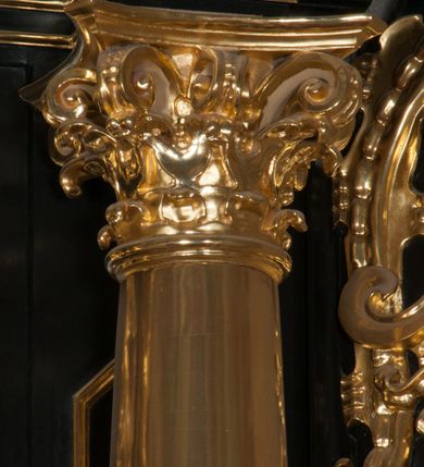 Zdjęcie nr 37: Ołtarz architektoniczny, na wysokim cokole, jednokondygnacyjny, trójosiowy, ze zwieńczeniem; osie wyznaczone umieszczonymi na wysokich cokołach kolumnami o kapitelach kompozytowych, podtrzymującymi występujące nad podporami uproszczone belkowanie i gzyms, ponad nimi trójkątny, przerywany przyczółek. W strefie dolnej, w osiach skrajnych, po bokach mensy bramki zamknięte półkoliście, służące do obejścia ołtarza. Mensa prostopadłościenna, o profilowanym obramieniu antependium i z profilowanymi prostokątnymi płycinami na bokach. Powyżej, w pierwszej kondygnacji, w osiach skrajnych nisze zamknięte łukiem półkolistym z konchami muszlowymi, w osi środkowej prostokątna wnęka na obraz ołtarzowy. Płyciny na cokołach, powyżej półkolistych wnęk oraz na predelli ażurowe, w kształcie prostokąta z uszakami. Zwieńczenie jednoosiowe, flankowane kolumienkami o kapitelach kompozytowych, z występującym nad podporami belkowaniem i gzymsem oraz półkolistym przerywanym przyczółkiem. W polu środkowym owalna profilowana nisza na obraz, ponad którą w szczycie ołtarza gloria promienista. Nastawa flankowana uszakami w z motywów ornamentu małżowinowo-chrząstkowego. Belkowanie, profilowane, prostokątne pole na obraz, predella oraz płyciny na cokołach i powyżej półkolistych wnęk, wypełnione ornamentem małżowinowo-chrząstkowym. Powyżej bramek w części cokołowej podwieszone girlandy. W zwieńczeniu małżowinowo-chrząstkowe uszaki oraz płyciny wypełnione ornamentem małżowinowo-chrząstkowym. W narożach stylizowane liście. Profilowana wnęka na obraz w zwieńczeniu  wypełniona lilijkami. Kolumny, gzymsy i profilowania otworów złocone. Gloria promienista z puttami oraz Okiem Opatrzności na tle trójkąta równobocznego. Antepedium ozdobione romboidalną siatką, w narożach wstęga regencyjna przechodząca w akant. Pośrodku litery IHS w glorii promienistej. W płycinach na cokołach i powyżej wnęk główki puttów. W niszach rzeźby św. Wojciecha i św. Stanisława. W centralnym polu obraz z przedstawieniem św. Grzegorza Wielkiego, w zwieńczeniu Wniebowzięcie Najświętszej Marii Panny. Na przerywanym przyczółku nastawy rzeźby aniołów. Rzeźba anioła po lewej stronie, pełna, całopostaciowa. Anioł ukazany w pozycji półleżącej, w trzech czwartych, z lewą nogą wysuniętą i wzniesioną głową. Ręce ugięte w łokciach i uniesione. Twarz pociągła, włosy ciemne, kręcone, sięgające do ramion i odsłaniające uszy. Anioł odziany jest w długą, złotą suknię, z podwiniętymi rękawami i odsłaniającą lewą nogę. Fałdy głęboko rzeźbione, na kształt litery V i pionowych rurek.Rzeźba anioła po prawej, pełna, całopostaciowa. Anioł ukazany w pozycji półleżącej, w trzech czwartych, z lewą nogą wysuniętą i wzniesioną głową. Lewa ręka ugięta w łokciu i ułożona na piersi, prawa wyprostowana. Twarz pociągła, włosy ciemne, kręcone, sięgające do ramion i odsłaniające uszy. Anioł ubrany w długą, złotą suknię, z podwiniętymi rękawami i odsłaniającą lewą nogę. Fałdy głęboko rzeźbione, na kształt litery V i pionowych rurek.