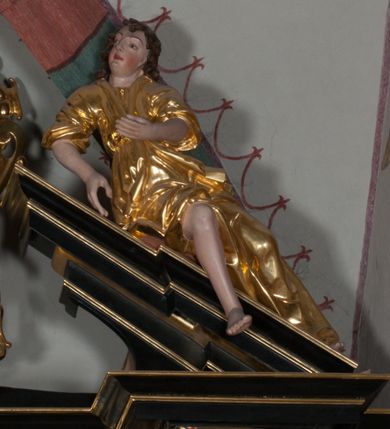 Zdjęcie nr 29: Ołtarz architektoniczny, na wysokim cokole, jednokondygnacyjny, trójosiowy, ze zwieńczeniem; osie wyznaczone umieszczonymi na wysokich cokołach kolumnami o kapitelach kompozytowych, podtrzymującymi występujące nad podporami uproszczone belkowanie i gzyms, ponad nimi trójkątny, przerywany przyczółek. W strefie dolnej, w osiach skrajnych, po bokach mensy bramki zamknięte półkoliście, służące do obejścia ołtarza. Mensa prostopadłościenna, o profilowanym obramieniu antependium i z profilowanymi prostokątnymi płycinami na bokach. Powyżej, w pierwszej kondygnacji, w osiach skrajnych nisze zamknięte łukiem półkolistym z konchami muszlowymi, w osi środkowej prostokątna wnęka na obraz ołtarzowy. Płyciny na cokołach, powyżej półkolistych wnęk oraz na predelli ażurowe, w kształcie prostokąta z uszakami. Zwieńczenie jednoosiowe, flankowane kolumienkami o kapitelach kompozytowych, z występującym nad podporami belkowaniem i gzymsem oraz półkolistym przerywanym przyczółkiem. W polu środkowym owalna profilowana nisza na obraz, ponad którą w szczycie ołtarza gloria promienista. Nastawa flankowana uszakami w z motywów ornamentu małżowinowo-chrząstkowego. Belkowanie, profilowane, prostokątne pole na obraz, predella oraz płyciny na cokołach i powyżej półkolistych wnęk, wypełnione ornamentem małżowinowo-chrząstkowym. Powyżej bramek w części cokołowej podwieszone girlandy. W zwieńczeniu małżowinowo-chrząstkowe uszaki oraz płyciny wypełnione ornamentem małżowinowo-chrząstkowym. W narożach stylizowane liście. Profilowana wnęka na obraz w zwieńczeniu  wypełniona lilijkami. Kolumny, gzymsy i profilowania otworów złocone. Gloria promienista z puttami oraz Okiem Opatrzności na tle trójkąta równobocznego. Antepedium ozdobione romboidalną siatką, w narożach wstęga regencyjna przechodząca w akant. Pośrodku litery IHS w glorii promienistej. W płycinach na cokołach i powyżej wnęk główki puttów. W niszach rzeźby św. Wojciecha i św. Stanisława. W centralnym polu obraz z przedstawieniem św. Grzegorza Wielkiego, w zwieńczeniu Wniebowzięcie Najświętszej Marii Panny. Na przerywanym przyczółku nastawy rzeźby aniołów. Rzeźba anioła po lewej stronie, pełna, całopostaciowa. Anioł ukazany w pozycji półleżącej, w trzech czwartych, z lewą nogą wysuniętą i wzniesioną głową. Ręce ugięte w łokciach i uniesione. Twarz pociągła, włosy ciemne, kręcone, sięgające do ramion i odsłaniające uszy. Anioł odziany jest w długą, złotą suknię, z podwiniętymi rękawami i odsłaniającą lewą nogę. Fałdy głęboko rzeźbione, na kształt litery V i pionowych rurek.Rzeźba anioła po prawej, pełna, całopostaciowa. Anioł ukazany w pozycji półleżącej, w trzech czwartych, z lewą nogą wysuniętą i wzniesioną głową. Lewa ręka ugięta w łokciu i ułożona na piersi, prawa wyprostowana. Twarz pociągła, włosy ciemne, kręcone, sięgające do ramion i odsłaniające uszy. Anioł ubrany w długą, złotą suknię, z podwiniętymi rękawami i odsłaniającą lewą nogę. Fałdy głęboko rzeźbione, na kształt litery V i pionowych rurek.