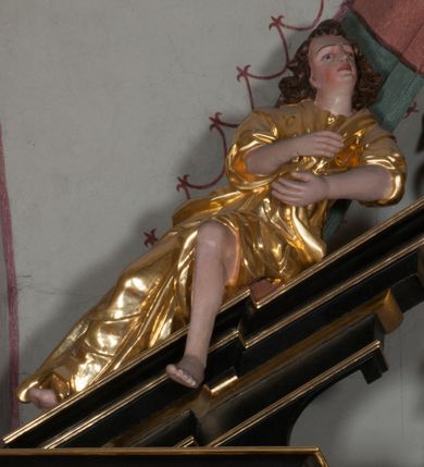 Zdjęcie nr 27: Ołtarz architektoniczny, na wysokim cokole, jednokondygnacyjny, trójosiowy, ze zwieńczeniem; osie wyznaczone umieszczonymi na wysokich cokołach kolumnami o kapitelach kompozytowych, podtrzymującymi występujące nad podporami uproszczone belkowanie i gzyms, ponad nimi trójkątny, przerywany przyczółek. W strefie dolnej, w osiach skrajnych, po bokach mensy bramki zamknięte półkoliście, służące do obejścia ołtarza. Mensa prostopadłościenna, o profilowanym obramieniu antependium i z profilowanymi prostokątnymi płycinami na bokach. Powyżej, w pierwszej kondygnacji, w osiach skrajnych nisze zamknięte łukiem półkolistym z konchami muszlowymi, w osi środkowej prostokątna wnęka na obraz ołtarzowy. Płyciny na cokołach, powyżej półkolistych wnęk oraz na predelli ażurowe, w kształcie prostokąta z uszakami. Zwieńczenie jednoosiowe, flankowane kolumienkami o kapitelach kompozytowych, z występującym nad podporami belkowaniem i gzymsem oraz półkolistym przerywanym przyczółkiem. W polu środkowym owalna profilowana nisza na obraz, ponad którą w szczycie ołtarza gloria promienista. Nastawa flankowana uszakami w z motywów ornamentu małżowinowo-chrząstkowego. Belkowanie, profilowane, prostokątne pole na obraz, predella oraz płyciny na cokołach i powyżej półkolistych wnęk, wypełnione ornamentem małżowinowo-chrząstkowym. Powyżej bramek w części cokołowej podwieszone girlandy. W zwieńczeniu małżowinowo-chrząstkowe uszaki oraz płyciny wypełnione ornamentem małżowinowo-chrząstkowym. W narożach stylizowane liście. Profilowana wnęka na obraz w zwieńczeniu  wypełniona lilijkami. Kolumny, gzymsy i profilowania otworów złocone. Gloria promienista z puttami oraz Okiem Opatrzności na tle trójkąta równobocznego. Antepedium ozdobione romboidalną siatką, w narożach wstęga regencyjna przechodząca w akant. Pośrodku litery IHS w glorii promienistej. W płycinach na cokołach i powyżej wnęk główki puttów. W niszach rzeźby św. Wojciecha i św. Stanisława. W centralnym polu obraz z przedstawieniem św. Grzegorza Wielkiego, w zwieńczeniu Wniebowzięcie Najświętszej Marii Panny. Na przerywanym przyczółku nastawy rzeźby aniołów. Rzeźba anioła po lewej stronie, pełna, całopostaciowa. Anioł ukazany w pozycji półleżącej, w trzech czwartych, z lewą nogą wysuniętą i wzniesioną głową. Ręce ugięte w łokciach i uniesione. Twarz pociągła, włosy ciemne, kręcone, sięgające do ramion i odsłaniające uszy. Anioł odziany jest w długą, złotą suknię, z podwiniętymi rękawami i odsłaniającą lewą nogę. Fałdy głęboko rzeźbione, na kształt litery V i pionowych rurek.Rzeźba anioła po prawej, pełna, całopostaciowa. Anioł ukazany w pozycji półleżącej, w trzech czwartych, z lewą nogą wysuniętą i wzniesioną głową. Lewa ręka ugięta w łokciu i ułożona na piersi, prawa wyprostowana. Twarz pociągła, włosy ciemne, kręcone, sięgające do ramion i odsłaniające uszy. Anioł ubrany w długą, złotą suknię, z podwiniętymi rękawami i odsłaniającą lewą nogę. Fałdy głęboko rzeźbione, na kształt litery V i pionowych rurek.