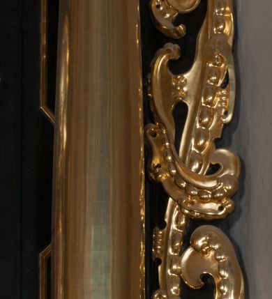 Zdjęcie nr 39: Ołtarz architektoniczny, na wysokim cokole, jednokondygnacyjny, trójosiowy, ze zwieńczeniem; osie wyznaczone umieszczonymi na wysokich cokołach kolumnami o kapitelach kompozytowych, podtrzymującymi występujące nad podporami uproszczone belkowanie i gzyms, ponad nimi trójkątny, przerywany przyczółek. W strefie dolnej, w osiach skrajnych, po bokach mensy bramki zamknięte półkoliście, służące do obejścia ołtarza. Mensa prostopadłościenna, o profilowanym obramieniu antependium i z profilowanymi prostokątnymi płycinami na bokach. Powyżej, w pierwszej kondygnacji, w osiach skrajnych nisze zamknięte łukiem półkolistym z konchami muszlowymi, w osi środkowej prostokątna wnęka na obraz ołtarzowy. Płyciny na cokołach, powyżej półkolistych wnęk oraz na predelli ażurowe, w kształcie prostokąta z uszakami. Zwieńczenie jednoosiowe, flankowane kolumienkami o kapitelach kompozytowych, z występującym nad podporami belkowaniem i gzymsem oraz półkolistym przerywanym przyczółkiem. W polu środkowym owalna profilowana nisza na obraz, ponad którą w szczycie ołtarza gloria promienista. Nastawa flankowana uszakami w z motywów ornamentu małżowinowo-chrząstkowego. Belkowanie, profilowane, prostokątne pole na obraz, predella oraz płyciny na cokołach i powyżej półkolistych wnęk, wypełnione ornamentem małżowinowo-chrząstkowym. Powyżej bramek w części cokołowej podwieszone girlandy. W zwieńczeniu małżowinowo-chrząstkowe uszaki oraz płyciny wypełnione ornamentem małżowinowo-chrząstkowym. W narożach stylizowane liście. Profilowana wnęka na obraz w zwieńczeniu  wypełniona lilijkami. Kolumny, gzymsy i profilowania otworów złocone. Gloria promienista z puttami oraz Okiem Opatrzności na tle trójkąta równobocznego. Antepedium ozdobione romboidalną siatką, w narożach wstęga regencyjna przechodząca w akant. Pośrodku litery IHS w glorii promienistej. W płycinach na cokołach i powyżej wnęk główki puttów. W niszach rzeźby św. Wojciecha i św. Stanisława. W centralnym polu obraz z przedstawieniem św. Grzegorza Wielkiego, w zwieńczeniu Wniebowzięcie Najświętszej Marii Panny. Na przerywanym przyczółku nastawy rzeźby aniołów. Rzeźba anioła po lewej stronie, pełna, całopostaciowa. Anioł ukazany w pozycji półleżącej, w trzech czwartych, z lewą nogą wysuniętą i wzniesioną głową. Ręce ugięte w łokciach i uniesione. Twarz pociągła, włosy ciemne, kręcone, sięgające do ramion i odsłaniające uszy. Anioł odziany jest w długą, złotą suknię, z podwiniętymi rękawami i odsłaniającą lewą nogę. Fałdy głęboko rzeźbione, na kształt litery V i pionowych rurek.Rzeźba anioła po prawej, pełna, całopostaciowa. Anioł ukazany w pozycji półleżącej, w trzech czwartych, z lewą nogą wysuniętą i wzniesioną głową. Lewa ręka ugięta w łokciu i ułożona na piersi, prawa wyprostowana. Twarz pociągła, włosy ciemne, kręcone, sięgające do ramion i odsłaniające uszy. Anioł ubrany w długą, złotą suknię, z podwiniętymi rękawami i odsłaniającą lewą nogę. Fałdy głęboko rzeźbione, na kształt litery V i pionowych rurek.