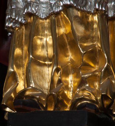 Zdjęcie nr 25: Ołtarz architektoniczny, na wysokim cokole, jednokondygnacyjny, trójosiowy, ze zwieńczeniem; osie wyznaczone umieszczonymi na wysokich cokołach kolumnami o kapitelach kompozytowych, podtrzymującymi występujące nad podporami uproszczone belkowanie i gzyms, ponad nimi trójkątny, przerywany przyczółek. W strefie dolnej, w osiach skrajnych, po bokach mensy bramki zamknięte półkoliście, służące do obejścia ołtarza. Mensa prostopadłościenna, o profilowanym obramieniu antependium i z profilowanymi prostokątnymi płycinami na bokach. Powyżej, w pierwszej kondygnacji, w osiach skrajnych nisze zamknięte łukiem półkolistym z konchami muszlowymi, w osi środkowej prostokątna wnęka na obraz ołtarzowy. Płyciny na cokołach, powyżej półkolistych wnęk oraz na predelli ażurowe, w kształcie prostokąta z uszakami. Zwieńczenie jednoosiowe, flankowane kolumienkami o kapitelach kompozytowych, z występującym nad podporami belkowaniem i gzymsem oraz półkolistym przerywanym przyczółkiem. W polu środkowym owalna profilowana nisza na obraz, ponad którą w szczycie ołtarza gloria promienista. Nastawa flankowana uszakami w z motywów ornamentu małżowinowo-chrząstkowego. Belkowanie, profilowane, prostokątne pole na obraz, predella oraz płyciny na cokołach i powyżej półkolistych wnęk, wypełnione ornamentem małżowinowo-chrząstkowym. Powyżej bramek w części cokołowej podwieszone girlandy. W zwieńczeniu małżowinowo-chrząstkowe uszaki oraz płyciny wypełnione ornamentem małżowinowo-chrząstkowym. W narożach stylizowane liście. Profilowana wnęka na obraz w zwieńczeniu  wypełniona lilijkami. Kolumny, gzymsy i profilowania otworów złocone. Gloria promienista z puttami oraz Okiem Opatrzności na tle trójkąta równobocznego. Antepedium ozdobione romboidalną siatką, w narożach wstęga regencyjna przechodząca w akant. Pośrodku litery IHS w glorii promienistej. W płycinach na cokołach i powyżej wnęk główki puttów. W niszach rzeźby św. Wojciecha i św. Stanisława. W centralnym polu obraz z przedstawieniem św. Grzegorza Wielkiego, w zwieńczeniu Wniebowzięcie Najświętszej Marii Panny. Na przerywanym przyczółku nastawy rzeźby aniołów. Rzeźba anioła po lewej stronie, pełna, całopostaciowa. Anioł ukazany w pozycji półleżącej, w trzech czwartych, z lewą nogą wysuniętą i wzniesioną głową. Ręce ugięte w łokciach i uniesione. Twarz pociągła, włosy ciemne, kręcone, sięgające do ramion i odsłaniające uszy. Anioł odziany jest w długą, złotą suknię, z podwiniętymi rękawami i odsłaniającą lewą nogę. Fałdy głęboko rzeźbione, na kształt litery V i pionowych rurek.Rzeźba anioła po prawej, pełna, całopostaciowa. Anioł ukazany w pozycji półleżącej, w trzech czwartych, z lewą nogą wysuniętą i wzniesioną głową. Lewa ręka ugięta w łokciu i ułożona na piersi, prawa wyprostowana. Twarz pociągła, włosy ciemne, kręcone, sięgające do ramion i odsłaniające uszy. Anioł ubrany w długą, złotą suknię, z podwiniętymi rękawami i odsłaniającą lewą nogę. Fałdy głęboko rzeźbione, na kształt litery V i pionowych rurek.