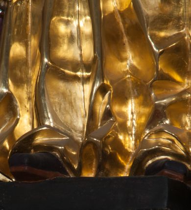 Zdjęcie nr 26: Ołtarz architektoniczny, na wysokim cokole, jednokondygnacyjny, trójosiowy, ze zwieńczeniem; osie wyznaczone umieszczonymi na wysokich cokołach kolumnami o kapitelach kompozytowych, podtrzymującymi występujące nad podporami uproszczone belkowanie i gzyms, ponad nimi trójkątny, przerywany przyczółek. W strefie dolnej, w osiach skrajnych, po bokach mensy bramki zamknięte półkoliście, służące do obejścia ołtarza. Mensa prostopadłościenna, o profilowanym obramieniu antependium i z profilowanymi prostokątnymi płycinami na bokach. Powyżej, w pierwszej kondygnacji, w osiach skrajnych nisze zamknięte łukiem półkolistym z konchami muszlowymi, w osi środkowej prostokątna wnęka na obraz ołtarzowy. Płyciny na cokołach, powyżej półkolistych wnęk oraz na predelli ażurowe, w kształcie prostokąta z uszakami. Zwieńczenie jednoosiowe, flankowane kolumienkami o kapitelach kompozytowych, z występującym nad podporami belkowaniem i gzymsem oraz półkolistym przerywanym przyczółkiem. W polu środkowym owalna profilowana nisza na obraz, ponad którą w szczycie ołtarza gloria promienista. Nastawa flankowana uszakami w z motywów ornamentu małżowinowo-chrząstkowego. Belkowanie, profilowane, prostokątne pole na obraz, predella oraz płyciny na cokołach i powyżej półkolistych wnęk, wypełnione ornamentem małżowinowo-chrząstkowym. Powyżej bramek w części cokołowej podwieszone girlandy. W zwieńczeniu małżowinowo-chrząstkowe uszaki oraz płyciny wypełnione ornamentem małżowinowo-chrząstkowym. W narożach stylizowane liście. Profilowana wnęka na obraz w zwieńczeniu  wypełniona lilijkami. Kolumny, gzymsy i profilowania otworów złocone. Gloria promienista z puttami oraz Okiem Opatrzności na tle trójkąta równobocznego. Antepedium ozdobione romboidalną siatką, w narożach wstęga regencyjna przechodząca w akant. Pośrodku litery IHS w glorii promienistej. W płycinach na cokołach i powyżej wnęk główki puttów. W niszach rzeźby św. Wojciecha i św. Stanisława. W centralnym polu obraz z przedstawieniem św. Grzegorza Wielkiego, w zwieńczeniu Wniebowzięcie Najświętszej Marii Panny. Na przerywanym przyczółku nastawy rzeźby aniołów. Rzeźba anioła po lewej stronie, pełna, całopostaciowa. Anioł ukazany w pozycji półleżącej, w trzech czwartych, z lewą nogą wysuniętą i wzniesioną głową. Ręce ugięte w łokciach i uniesione. Twarz pociągła, włosy ciemne, kręcone, sięgające do ramion i odsłaniające uszy. Anioł odziany jest w długą, złotą suknię, z podwiniętymi rękawami i odsłaniającą lewą nogę. Fałdy głęboko rzeźbione, na kształt litery V i pionowych rurek.Rzeźba anioła po prawej, pełna, całopostaciowa. Anioł ukazany w pozycji półleżącej, w trzech czwartych, z lewą nogą wysuniętą i wzniesioną głową. Lewa ręka ugięta w łokciu i ułożona na piersi, prawa wyprostowana. Twarz pociągła, włosy ciemne, kręcone, sięgające do ramion i odsłaniające uszy. Anioł ubrany w długą, złotą suknię, z podwiniętymi rękawami i odsłaniającą lewą nogę. Fałdy głęboko rzeźbione, na kształt litery V i pionowych rurek.