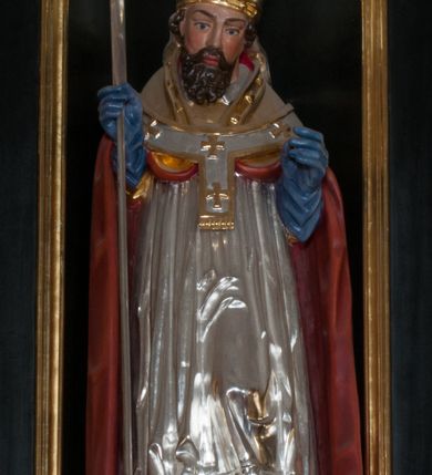 Zdjęcie nr 13: Ołtarz architektoniczny, na wysokim cokole, jednokondygnacyjny, trójosiowy, ze zwieńczeniem; osie wyznaczone umieszczonymi na wysokich cokołach kolumnami o kapitelach kompozytowych, podtrzymującymi występujące nad podporami uproszczone belkowanie i gzyms, ponad nimi trójkątny, przerywany przyczółek. W strefie dolnej, w osiach skrajnych, po bokach mensy bramki zamknięte półkoliście, służące do obejścia ołtarza. Mensa prostopadłościenna, o profilowanym obramieniu antependium i z profilowanymi prostokątnymi płycinami na bokach. Powyżej, w pierwszej kondygnacji, w osiach skrajnych nisze zamknięte łukiem półkolistym z konchami muszlowymi, w osi środkowej prostokątna wnęka na obraz ołtarzowy. Płyciny na cokołach, powyżej półkolistych wnęk oraz na predelli ażurowe, w kształcie prostokąta z uszakami. Zwieńczenie jednoosiowe, flankowane kolumienkami o kapitelach kompozytowych, z występującym nad podporami belkowaniem i gzymsem oraz półkolistym przerywanym przyczółkiem. W polu środkowym owalna profilowana nisza na obraz, ponad którą w szczycie ołtarza gloria promienista. Nastawa flankowana uszakami w z motywów ornamentu małżowinowo-chrząstkowego. Belkowanie, profilowane, prostokątne pole na obraz, predella oraz płyciny na cokołach i powyżej półkolistych wnęk, wypełnione ornamentem małżowinowo-chrząstkowym. Powyżej bramek w części cokołowej podwieszone girlandy. W zwieńczeniu małżowinowo-chrząstkowe uszaki oraz płyciny wypełnione ornamentem małżowinowo-chrząstkowym. W narożach stylizowane liście. Profilowana wnęka na obraz w zwieńczeniu  wypełniona lilijkami. Kolumny, gzymsy i profilowania otworów złocone. Gloria promienista z puttami oraz Okiem Opatrzności na tle trójkąta równobocznego. Antepedium ozdobione romboidalną siatką, w narożach wstęga regencyjna przechodząca w akant. Pośrodku litery IHS w glorii promienistej. W płycinach na cokołach i powyżej wnęk główki puttów. W niszach rzeźby św. Wojciecha i św. Stanisława. W centralnym polu obraz z przedstawieniem św. Grzegorza Wielkiego, w zwieńczeniu Wniebowzięcie Najświętszej Marii Panny. Na przerywanym przyczółku nastawy rzeźby aniołów. Rzeźba anioła po lewej stronie, pełna, całopostaciowa. Anioł ukazany w pozycji półleżącej, w trzech czwartych, z lewą nogą wysuniętą i wzniesioną głową. Ręce ugięte w łokciach i uniesione. Twarz pociągła, włosy ciemne, kręcone, sięgające do ramion i odsłaniające uszy. Anioł odziany jest w długą, złotą suknię, z podwiniętymi rękawami i odsłaniającą lewą nogę. Fałdy głęboko rzeźbione, na kształt litery V i pionowych rurek.Rzeźba anioła po prawej, pełna, całopostaciowa. Anioł ukazany w pozycji półleżącej, w trzech czwartych, z lewą nogą wysuniętą i wzniesioną głową. Lewa ręka ugięta w łokciu i ułożona na piersi, prawa wyprostowana. Twarz pociągła, włosy ciemne, kręcone, sięgające do ramion i odsłaniające uszy. Anioł ubrany w długą, złotą suknię, z podwiniętymi rękawami i odsłaniającą lewą nogę. Fałdy głęboko rzeźbione, na kształt litery V i pionowych rurek.