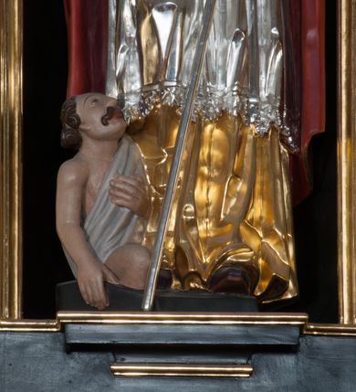 Zdjęcie nr 23: Ołtarz architektoniczny, na wysokim cokole, jednokondygnacyjny, trójosiowy, ze zwieńczeniem; osie wyznaczone umieszczonymi na wysokich cokołach kolumnami o kapitelach kompozytowych, podtrzymującymi występujące nad podporami uproszczone belkowanie i gzyms, ponad nimi trójkątny, przerywany przyczółek. W strefie dolnej, w osiach skrajnych, po bokach mensy bramki zamknięte półkoliście, służące do obejścia ołtarza. Mensa prostopadłościenna, o profilowanym obramieniu antependium i z profilowanymi prostokątnymi płycinami na bokach. Powyżej, w pierwszej kondygnacji, w osiach skrajnych nisze zamknięte łukiem półkolistym z konchami muszlowymi, w osi środkowej prostokątna wnęka na obraz ołtarzowy. Płyciny na cokołach, powyżej półkolistych wnęk oraz na predelli ażurowe, w kształcie prostokąta z uszakami. Zwieńczenie jednoosiowe, flankowane kolumienkami o kapitelach kompozytowych, z występującym nad podporami belkowaniem i gzymsem oraz półkolistym przerywanym przyczółkiem. W polu środkowym owalna profilowana nisza na obraz, ponad którą w szczycie ołtarza gloria promienista. Nastawa flankowana uszakami w z motywów ornamentu małżowinowo-chrząstkowego. Belkowanie, profilowane, prostokątne pole na obraz, predella oraz płyciny na cokołach i powyżej półkolistych wnęk, wypełnione ornamentem małżowinowo-chrząstkowym. Powyżej bramek w części cokołowej podwieszone girlandy. W zwieńczeniu małżowinowo-chrząstkowe uszaki oraz płyciny wypełnione ornamentem małżowinowo-chrząstkowym. W narożach stylizowane liście. Profilowana wnęka na obraz w zwieńczeniu  wypełniona lilijkami. Kolumny, gzymsy i profilowania otworów złocone. Gloria promienista z puttami oraz Okiem Opatrzności na tle trójkąta równobocznego. Antepedium ozdobione romboidalną siatką, w narożach wstęga regencyjna przechodząca w akant. Pośrodku litery IHS w glorii promienistej. W płycinach na cokołach i powyżej wnęk główki puttów. W niszach rzeźby św. Wojciecha i św. Stanisława. W centralnym polu obraz z przedstawieniem św. Grzegorza Wielkiego, w zwieńczeniu Wniebowzięcie Najświętszej Marii Panny. Na przerywanym przyczółku nastawy rzeźby aniołów. Rzeźba anioła po lewej stronie, pełna, całopostaciowa. Anioł ukazany w pozycji półleżącej, w trzech czwartych, z lewą nogą wysuniętą i wzniesioną głową. Ręce ugięte w łokciach i uniesione. Twarz pociągła, włosy ciemne, kręcone, sięgające do ramion i odsłaniające uszy. Anioł odziany jest w długą, złotą suknię, z podwiniętymi rękawami i odsłaniającą lewą nogę. Fałdy głęboko rzeźbione, na kształt litery V i pionowych rurek.Rzeźba anioła po prawej, pełna, całopostaciowa. Anioł ukazany w pozycji półleżącej, w trzech czwartych, z lewą nogą wysuniętą i wzniesioną głową. Lewa ręka ugięta w łokciu i ułożona na piersi, prawa wyprostowana. Twarz pociągła, włosy ciemne, kręcone, sięgające do ramion i odsłaniające uszy. Anioł ubrany w długą, złotą suknię, z podwiniętymi rękawami i odsłaniającą lewą nogę. Fałdy głęboko rzeźbione, na kształt litery V i pionowych rurek.