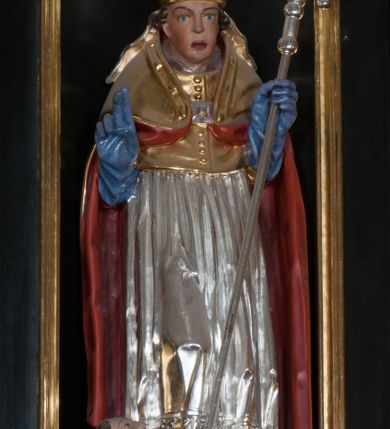 Zdjęcie nr 17: Ołtarz architektoniczny, na wysokim cokole, jednokondygnacyjny, trójosiowy, ze zwieńczeniem; osie wyznaczone umieszczonymi na wysokich cokołach kolumnami o kapitelach kompozytowych, podtrzymującymi występujące nad podporami uproszczone belkowanie i gzyms, ponad nimi trójkątny, przerywany przyczółek. W strefie dolnej, w osiach skrajnych, po bokach mensy bramki zamknięte półkoliście, służące do obejścia ołtarza. Mensa prostopadłościenna, o profilowanym obramieniu antependium i z profilowanymi prostokątnymi płycinami na bokach. Powyżej, w pierwszej kondygnacji, w osiach skrajnych nisze zamknięte łukiem półkolistym z konchami muszlowymi, w osi środkowej prostokątna wnęka na obraz ołtarzowy. Płyciny na cokołach, powyżej półkolistych wnęk oraz na predelli ażurowe, w kształcie prostokąta z uszakami. Zwieńczenie jednoosiowe, flankowane kolumienkami o kapitelach kompozytowych, z występującym nad podporami belkowaniem i gzymsem oraz półkolistym przerywanym przyczółkiem. W polu środkowym owalna profilowana nisza na obraz, ponad którą w szczycie ołtarza gloria promienista. Nastawa flankowana uszakami w z motywów ornamentu małżowinowo-chrząstkowego. Belkowanie, profilowane, prostokątne pole na obraz, predella oraz płyciny na cokołach i powyżej półkolistych wnęk, wypełnione ornamentem małżowinowo-chrząstkowym. Powyżej bramek w części cokołowej podwieszone girlandy. W zwieńczeniu małżowinowo-chrząstkowe uszaki oraz płyciny wypełnione ornamentem małżowinowo-chrząstkowym. W narożach stylizowane liście. Profilowana wnęka na obraz w zwieńczeniu  wypełniona lilijkami. Kolumny, gzymsy i profilowania otworów złocone. Gloria promienista z puttami oraz Okiem Opatrzności na tle trójkąta równobocznego. Antepedium ozdobione romboidalną siatką, w narożach wstęga regencyjna przechodząca w akant. Pośrodku litery IHS w glorii promienistej. W płycinach na cokołach i powyżej wnęk główki puttów. W niszach rzeźby św. Wojciecha i św. Stanisława. W centralnym polu obraz z przedstawieniem św. Grzegorza Wielkiego, w zwieńczeniu Wniebowzięcie Najświętszej Marii Panny. Na przerywanym przyczółku nastawy rzeźby aniołów. Rzeźba anioła po lewej stronie, pełna, całopostaciowa. Anioł ukazany w pozycji półleżącej, w trzech czwartych, z lewą nogą wysuniętą i wzniesioną głową. Ręce ugięte w łokciach i uniesione. Twarz pociągła, włosy ciemne, kręcone, sięgające do ramion i odsłaniające uszy. Anioł odziany jest w długą, złotą suknię, z podwiniętymi rękawami i odsłaniającą lewą nogę. Fałdy głęboko rzeźbione, na kształt litery V i pionowych rurek.Rzeźba anioła po prawej, pełna, całopostaciowa. Anioł ukazany w pozycji półleżącej, w trzech czwartych, z lewą nogą wysuniętą i wzniesioną głową. Lewa ręka ugięta w łokciu i ułożona na piersi, prawa wyprostowana. Twarz pociągła, włosy ciemne, kręcone, sięgające do ramion i odsłaniające uszy. Anioł ubrany w długą, złotą suknię, z podwiniętymi rękawami i odsłaniającą lewą nogę. Fałdy głęboko rzeźbione, na kształt litery V i pionowych rurek.