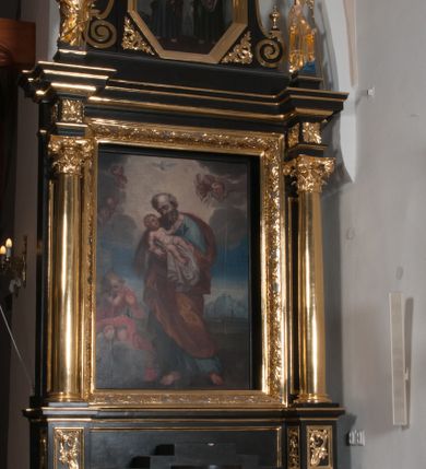 Zdjęcie nr 3: Nastawa ołtarzowa architektoniczna, jednoosiowa, jednokondygnacyjna, ze zwieńczeniem, flankowana kolumnami o kompozytowych kapitelach. Kolumny, umieszczone na prostokątnych postumentach, wspierają występujące nad podporami uproszczone belkowanie i gzyms. Pośrodku prostokątna nisza na obraz. Zwieńczenie flankowane spływami wolutowymi, z wazonami, zamknięte falistym, wklęsło-wypukłym gzymsem. Pośrodku ośmioboczna profilowana nisza na obraz. Po bokach zwieńczenia, w osiach kolumn, na postumentach rzeźby św. Wojciecha i św. Stanisława. Ołtarz zwieńczony rzeźbą św. Jakuba Starszego.Na fryzie i narożach zwieńczenia ornamenty roślinne. Mensa prostopadłościenna; antenpedium w profilowanej ramie, ozdobione ukośną kratką, z Gorejącym Sercem oplecionym cierniem pośrodku oraz rozetą wśród stylizowanych liści w narożach. Na ściankach bocznych po jednej prostokątnej płycinie. W polu środkowym nastawy obraz z przedstawieniem św. Józefa, w polu zwieńczenia obraz z przedstawieniem śś. Piotra i Pawła. Struktura ołtarza malowana na czarno; kolumny, detale architektoniczne i motywy ornamentalne złocone.
