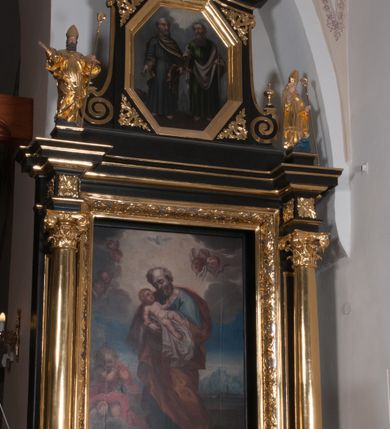 Zdjęcie nr 5: Nastawa ołtarzowa architektoniczna, jednoosiowa, jednokondygnacyjna, ze zwieńczeniem, flankowana kolumnami o kompozytowych kapitelach. Kolumny, umieszczone na prostokątnych postumentach, wspierają występujące nad podporami uproszczone belkowanie i gzyms. Pośrodku prostokątna nisza na obraz. Zwieńczenie flankowane spływami wolutowymi, z wazonami, zamknięte falistym, wklęsło-wypukłym gzymsem. Pośrodku ośmioboczna profilowana nisza na obraz. Po bokach zwieńczenia, w osiach kolumn, na postumentach rzeźby św. Wojciecha i św. Stanisława. Ołtarz zwieńczony rzeźbą św. Jakuba Starszego.Na fryzie i narożach zwieńczenia ornamenty roślinne. Mensa prostopadłościenna; antenpedium w profilowanej ramie, ozdobione ukośną kratką, z Gorejącym Sercem oplecionym cierniem pośrodku oraz rozetą wśród stylizowanych liści w narożach. Na ściankach bocznych po jednej prostokątnej płycinie. W polu środkowym nastawy obraz z przedstawieniem św. Józefa, w polu zwieńczenia obraz z przedstawieniem śś. Piotra i Pawła. Struktura ołtarza malowana na czarno; kolumny, detale architektoniczne i motywy ornamentalne złocone.
