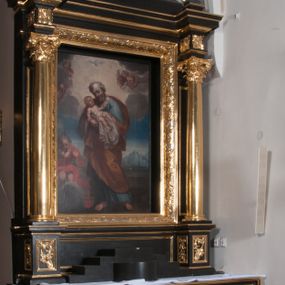 Zdjęcie nr 1: Nastawa ołtarzowa architektoniczna, jednoosiowa, jednokondygnacyjna, ze zwieńczeniem, flankowana kolumnami o kompozytowych kapitelach. Kolumny, umieszczone na prostokątnych postumentach, wspierają występujące nad podporami uproszczone belkowanie i gzyms. Pośrodku prostokątna nisza na obraz. Zwieńczenie flankowane spływami wolutowymi, z wazonami, zamknięte falistym, wklęsło-wypukłym gzymsem. Pośrodku ośmioboczna profilowana nisza na obraz. Po bokach zwieńczenia, w osiach kolumn, na postumentach rzeźby św. Wojciecha i św. Stanisława. Ołtarz zwieńczony rzeźbą św. Jakuba Starszego.Na fryzie i narożach zwieńczenia ornamenty roślinne. Mensa prostopadłościenna; antenpedium w profilowanej ramie, ozdobione ukośną kratką, z Gorejącym Sercem oplecionym cierniem pośrodku oraz rozetą wśród stylizowanych liści w narożach. Na ściankach bocznych po jednej prostokątnej płycinie. W polu środkowym nastawy obraz z przedstawieniem św. Józefa, w polu zwieńczenia obraz z przedstawieniem śś. Piotra i Pawła. Struktura ołtarza malowana na czarno; kolumny, detale architektoniczne i motywy ornamentalne złocone.
