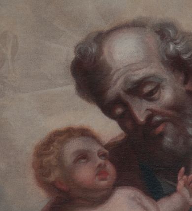 Zdjęcie nr 3: Obraz o kształcie prostokąta stojącego, malowany olejno na płótnie, W części centralnej św. Józef trzymający Jezusa. Józef ukazany w kontrapoście, w trzech czwartych, ze spuszczoną, lekko zwróconą w prawo głową, ze wzrokiem skierowanym w stronę Jezusa, którego trzyma obiema rękami. Święty przedstawiony jako dojrzały mężczyzna. Twarz z wysokim czołem, ze zmarszczkami, okolona siwymi włosami i zarostem. Józef ubrany w bogate szaty: błękitną, mocno pofałdowaną w dolnej części suknię i długi, brązowy, rozwiany, mocno fałdowany płaszcz, okrywający plecy, prawe ramię, ręce i częściowo nogi. Nagie Dzieciątko przedstawione w trzech czwartych, w pozycji leżącej, z tułowiem uniesionym ku górze, podniesionymi rękami, lekko rozłożonymi nóżkami i twarzą skierowaną w stronę Józefa. Ciało umięśnione. Twarz okrągła, pucołowata, okolona krótkimi, kręconymi, blond włosami. Delikatne rysy twarzy. Oczy duże, otwarte, mały nos, usta czerwone, róż na policzkach. Jezus spoczywa na bogatej, mocno sfałdowanej, białej chuście, ze złotym paskiem. Wokół anioły na chmurach. Po lewej stronie klęczący anioł o umięśnionym ciele, ze złożonymi rękoma i głową pochyloną w prawo. Twarz o delikatnych rysach okolona krótkimi włosami. Anioł ubrany w czerwoną, rozwianą szatę, mocno sfałdowaną, przerzuconą przez lewe ramią. Zza skrzydła widoczna twarz kolejnego anioła o szkicowo zaznaczonych rysach. Spośród chmur, na których usytuowano siedem aniołków, wyłania się otwarte niebo, będące częściowo tłem dla Józefa i Jezusa oraz frontalnie przedstawionej, lecącej Gołębicy Ducha Świętego. W tle daleki pejzaż z górami. Na pierwszym planie, obok prawej stopy Józefa tarcza z herbem Leliwa pod koroną i z klejnotem.